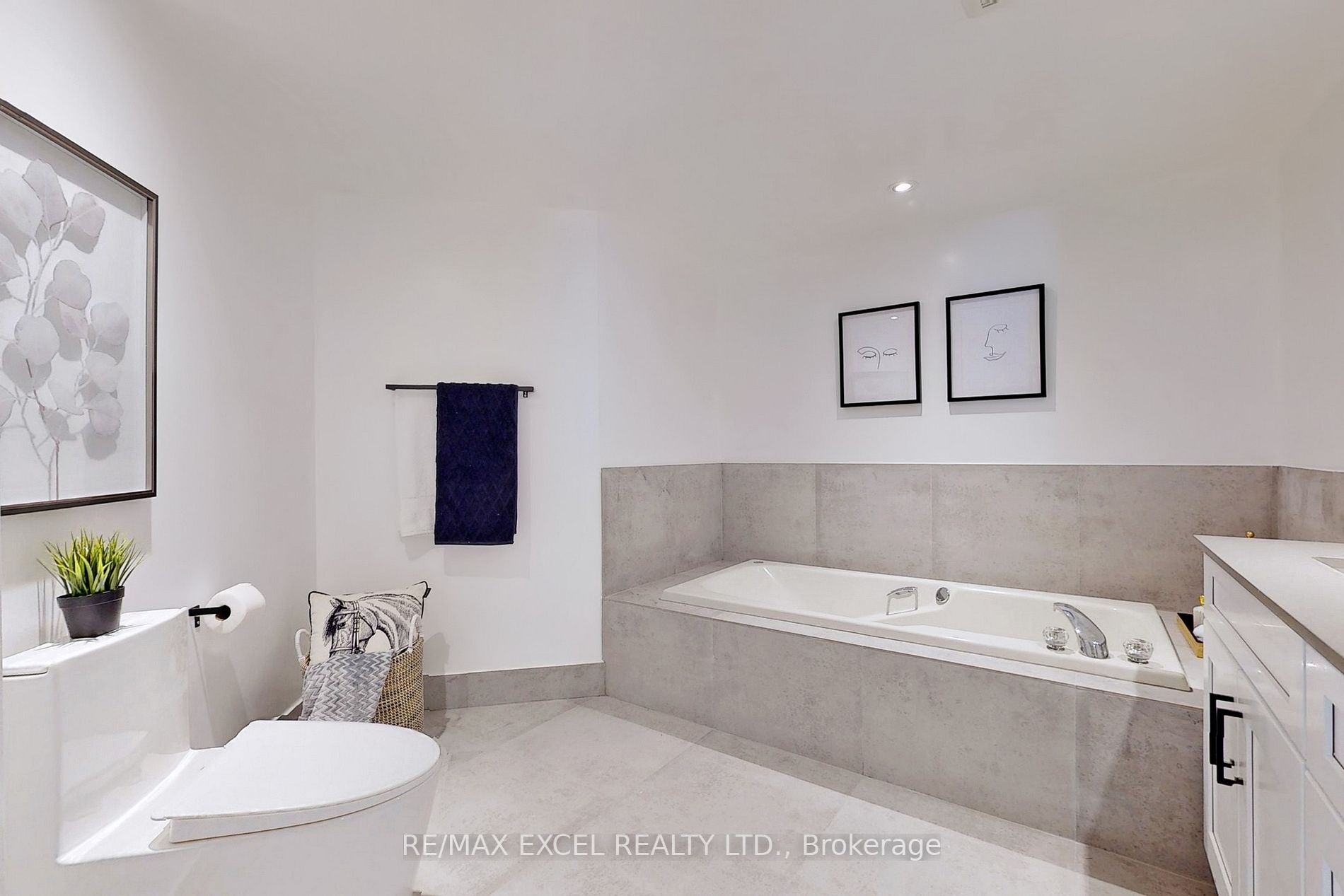 25 George St, #Ph4