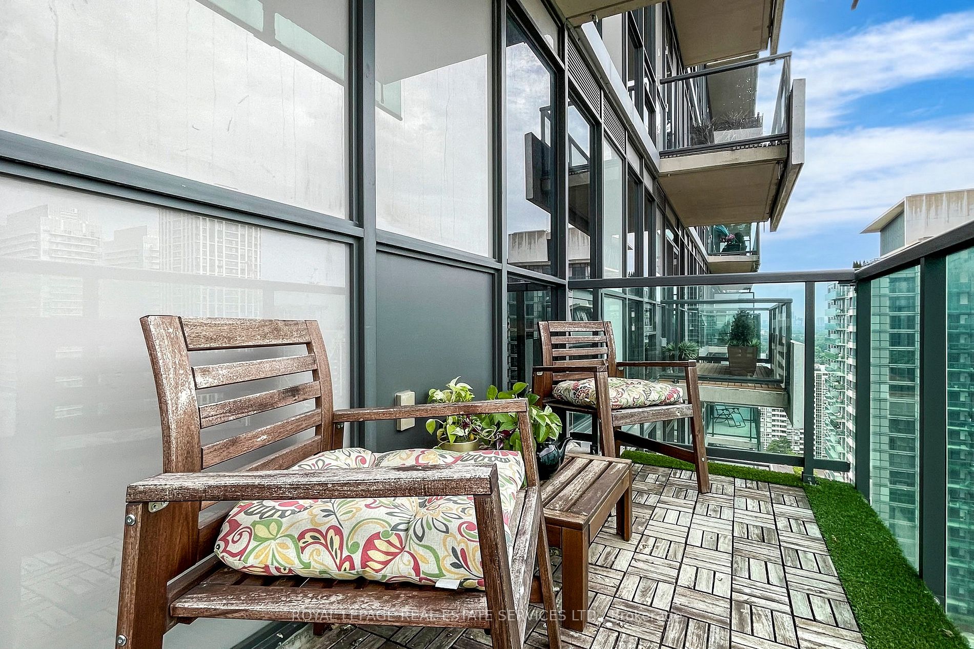 70 Roehampton Ave, #2214