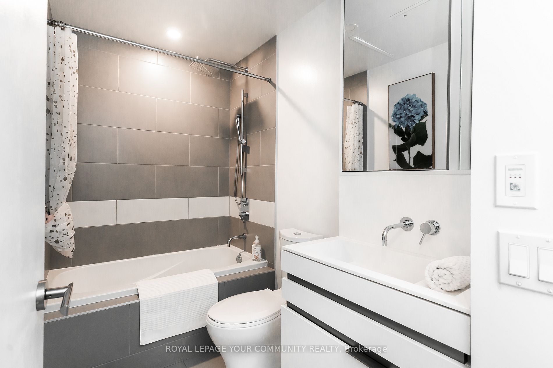 197 Yonge St E, #1404