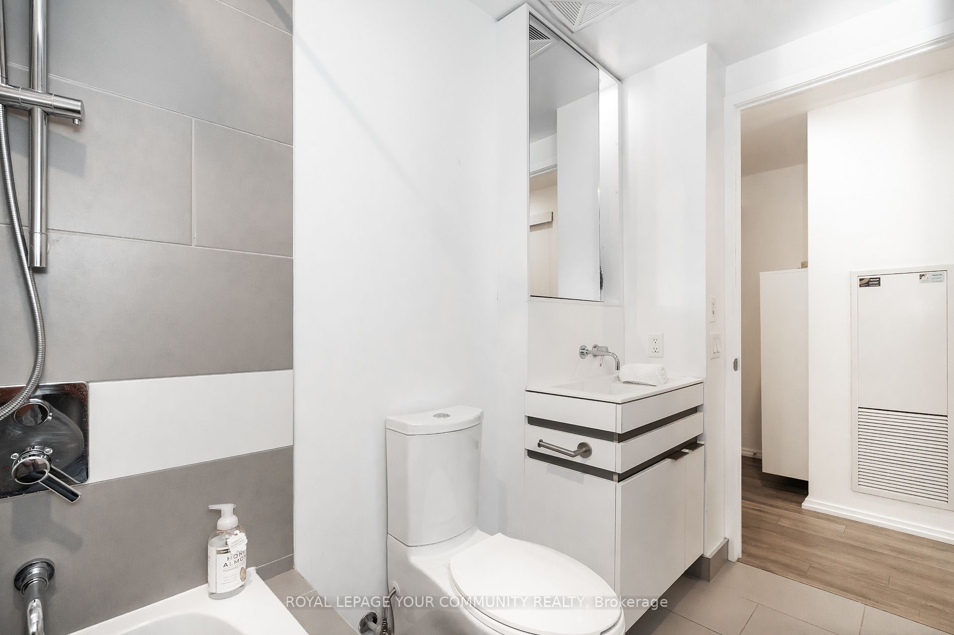 197 Yonge St E, #1404