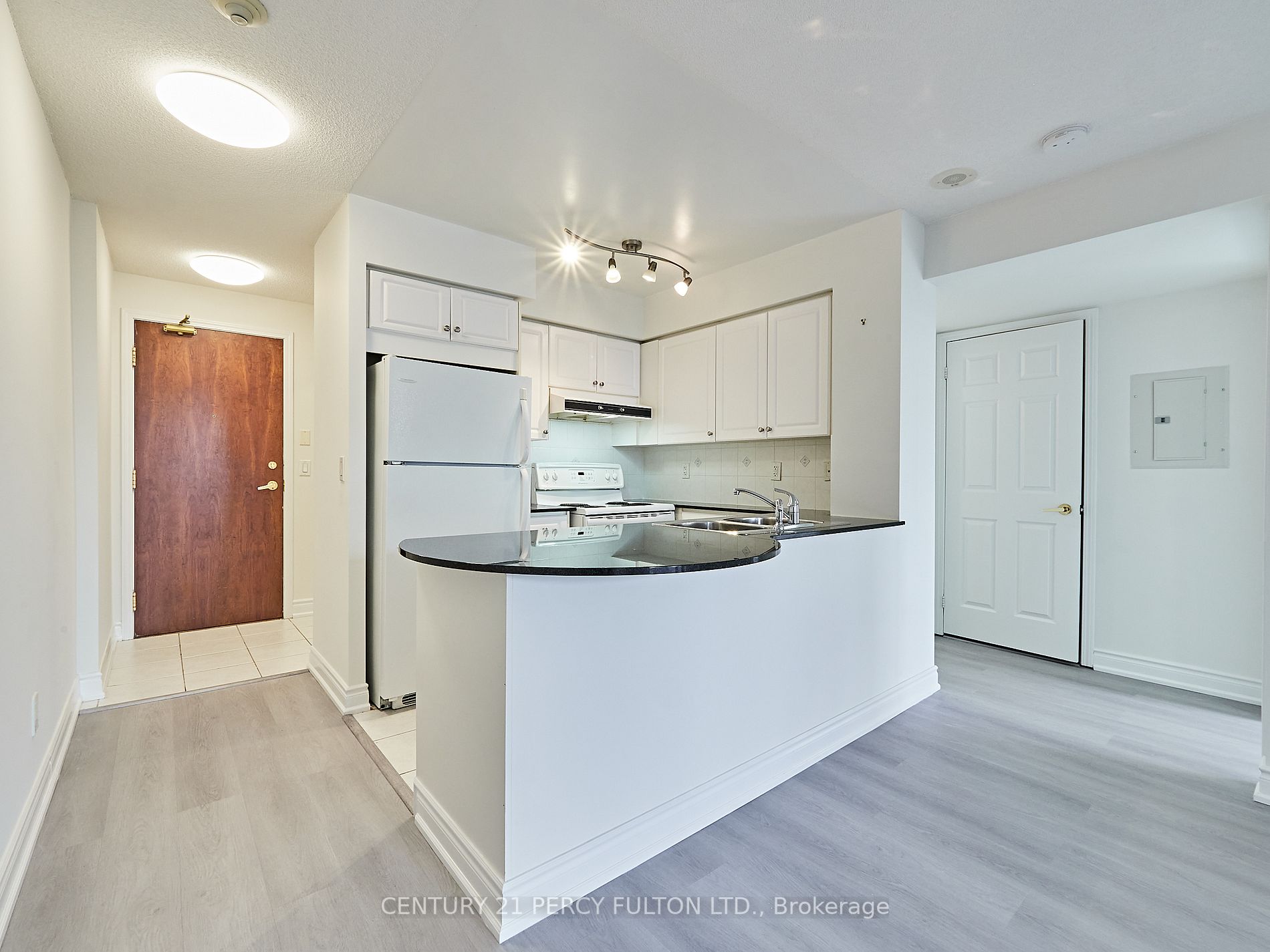 18 Kenaston Gdns, #906