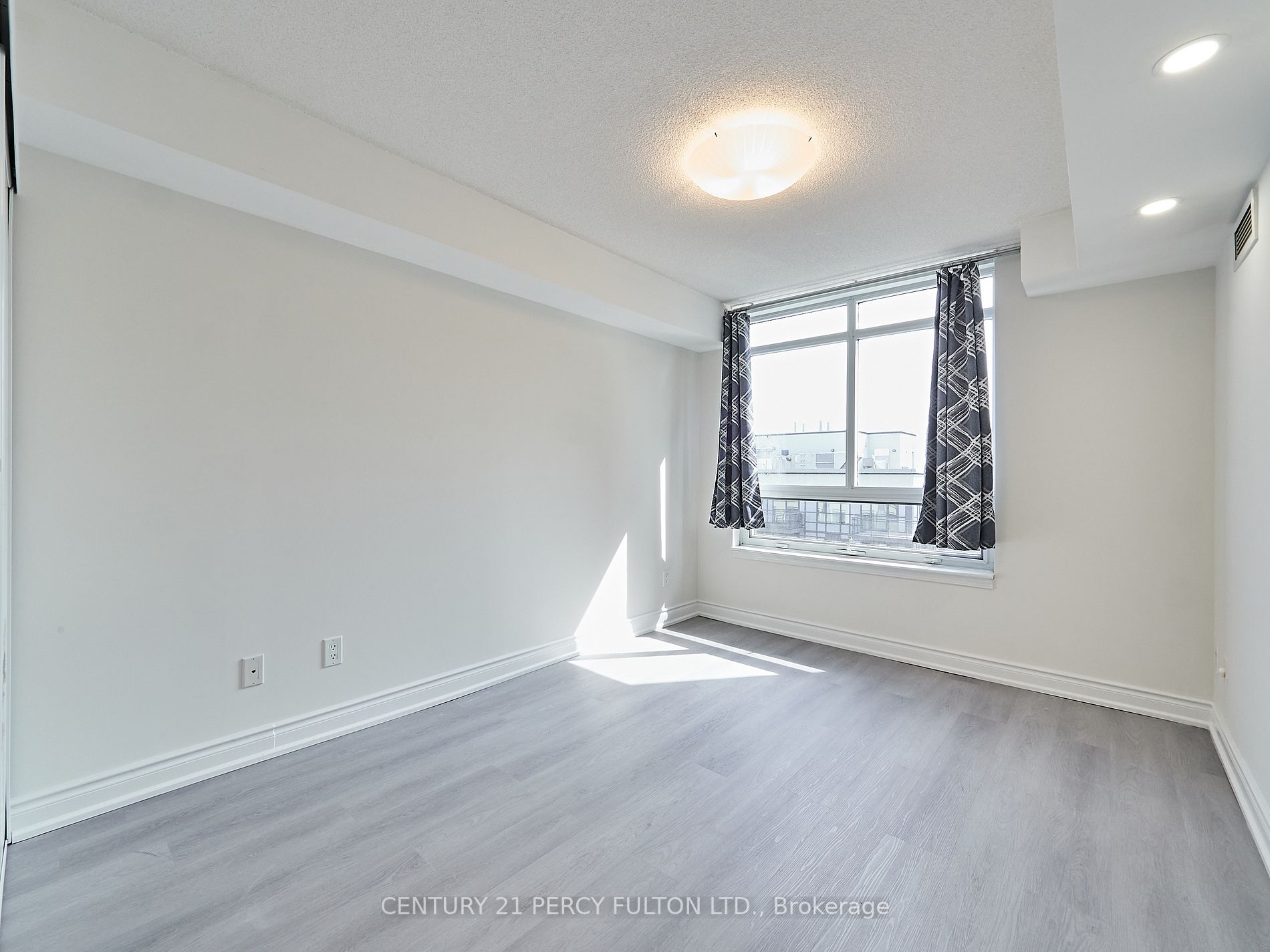18 Kenaston Gdns, #906