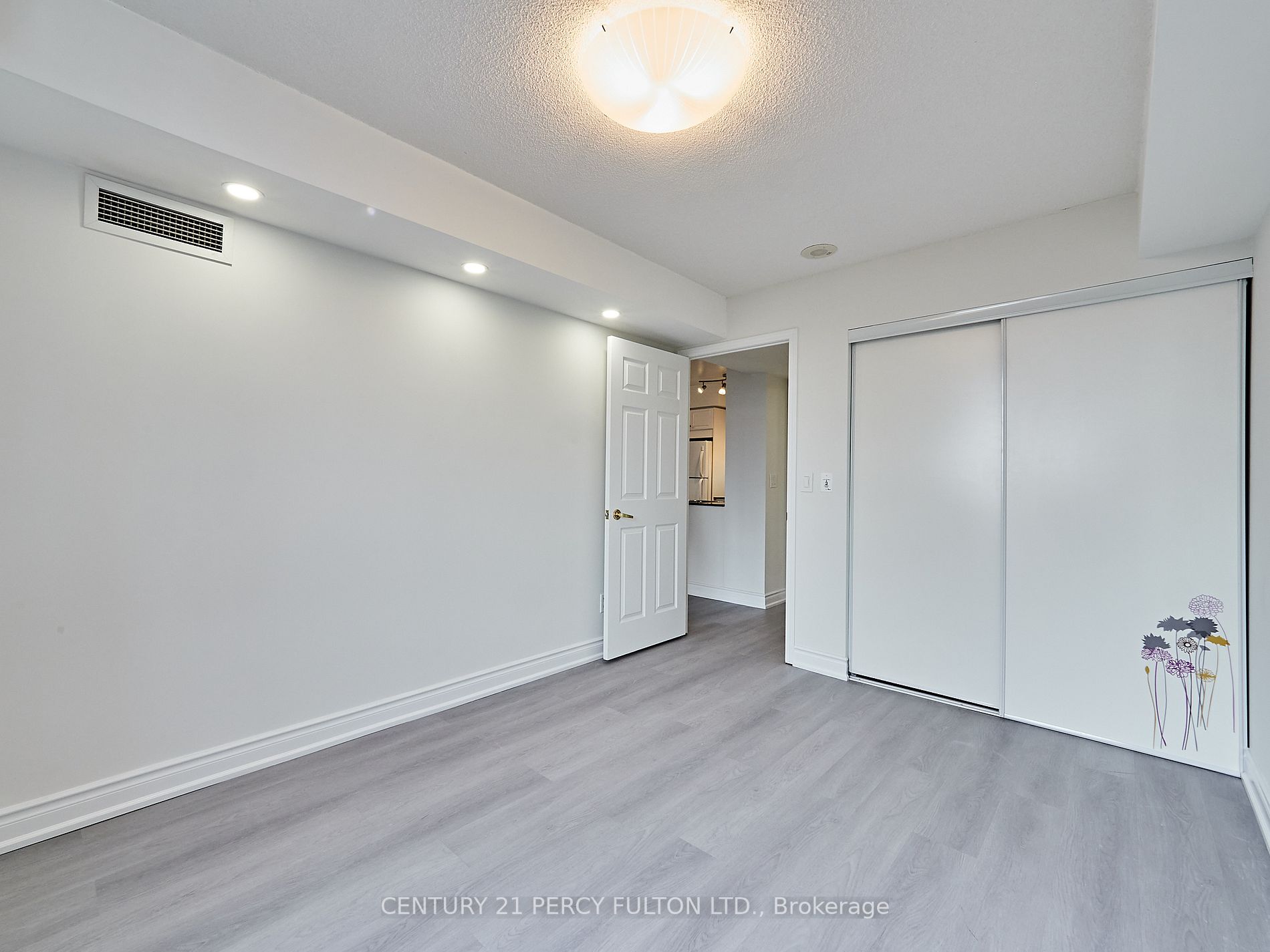 18 Kenaston Gdns, #906