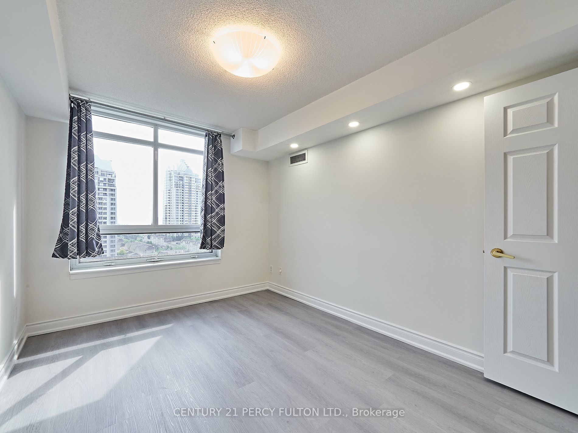 18 Kenaston Gdns, #906
