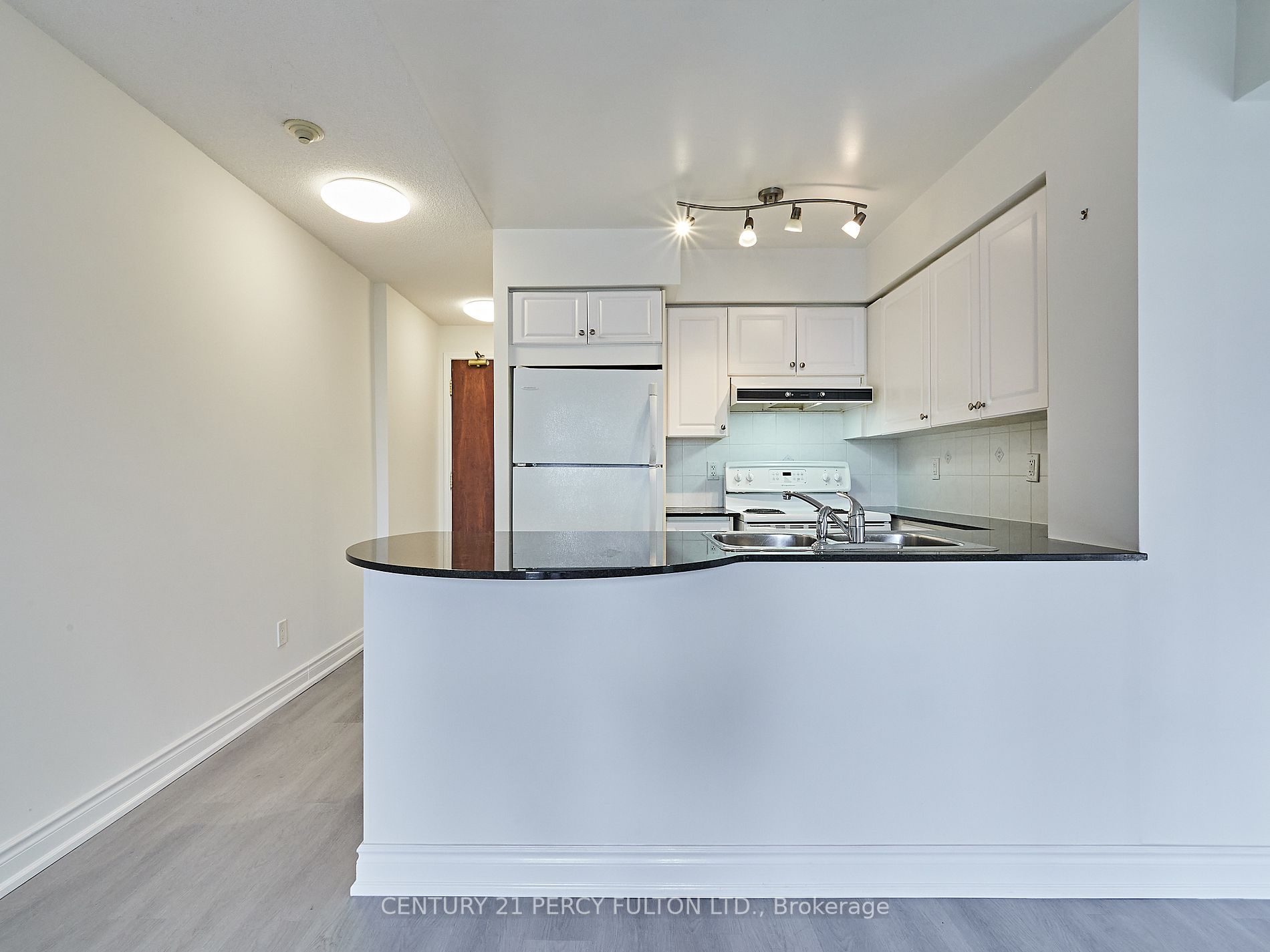 18 Kenaston Gdns, #906
