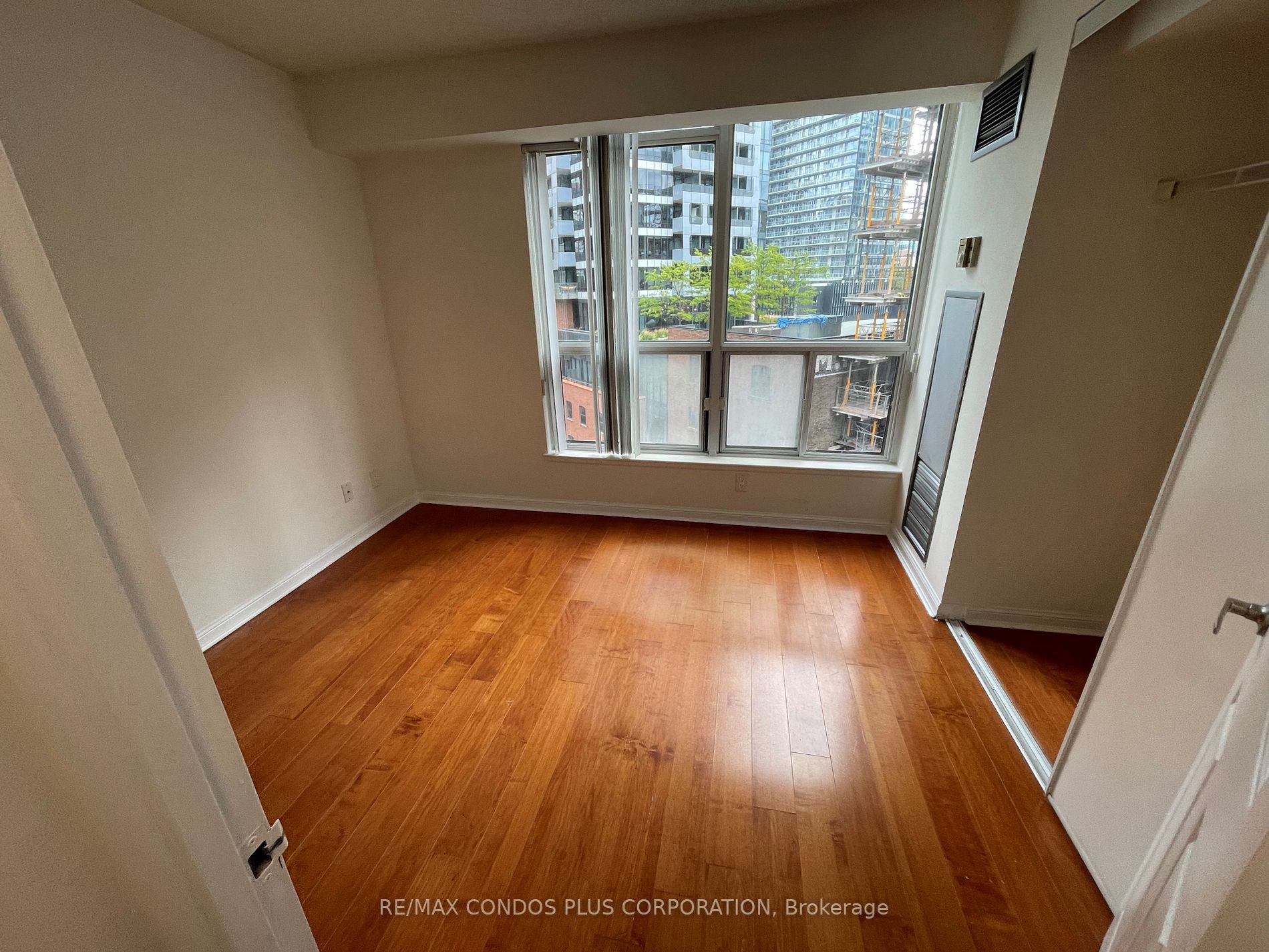 24 Wellesley St W, #911