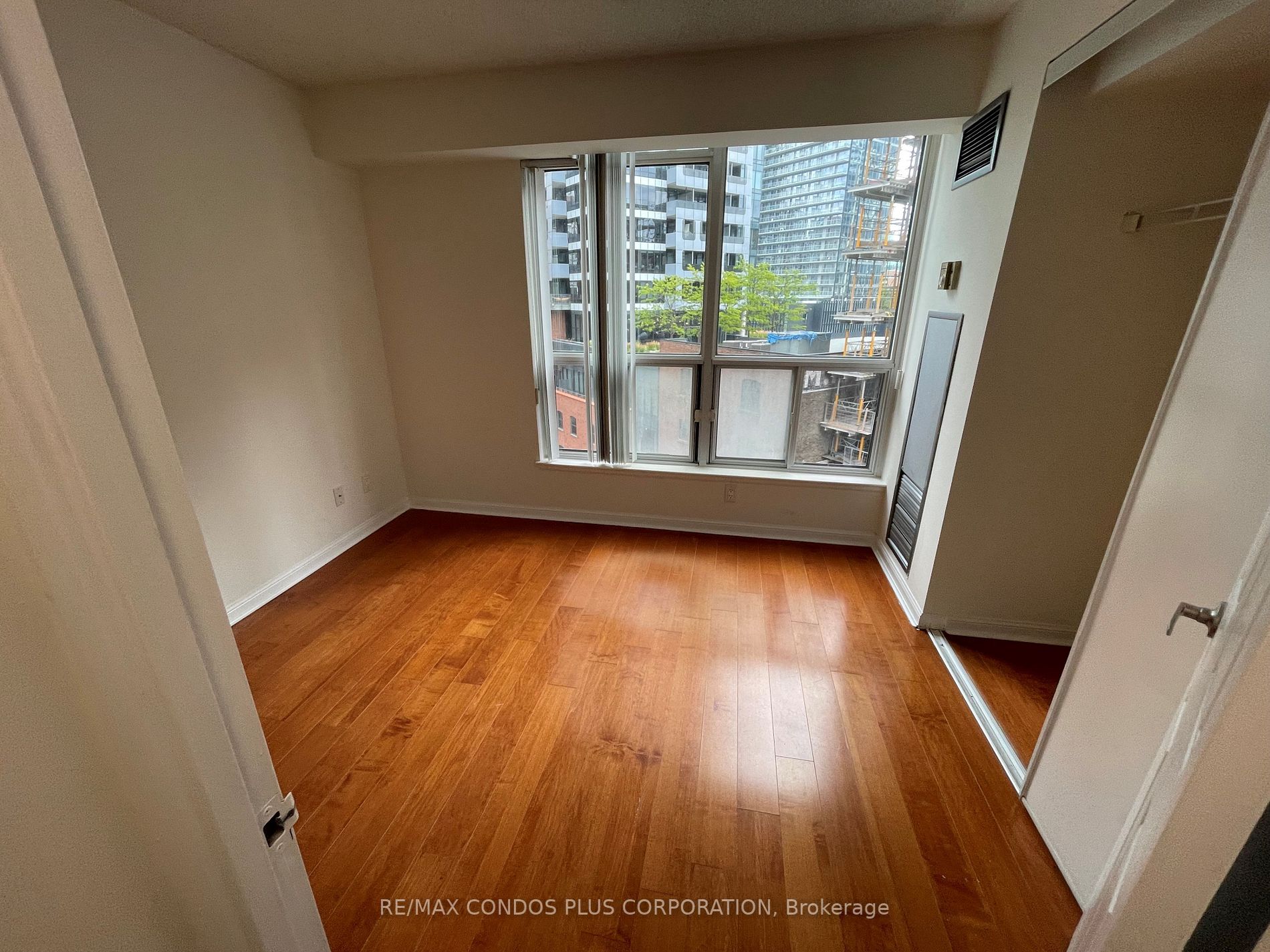 24 Wellesley St W, #911