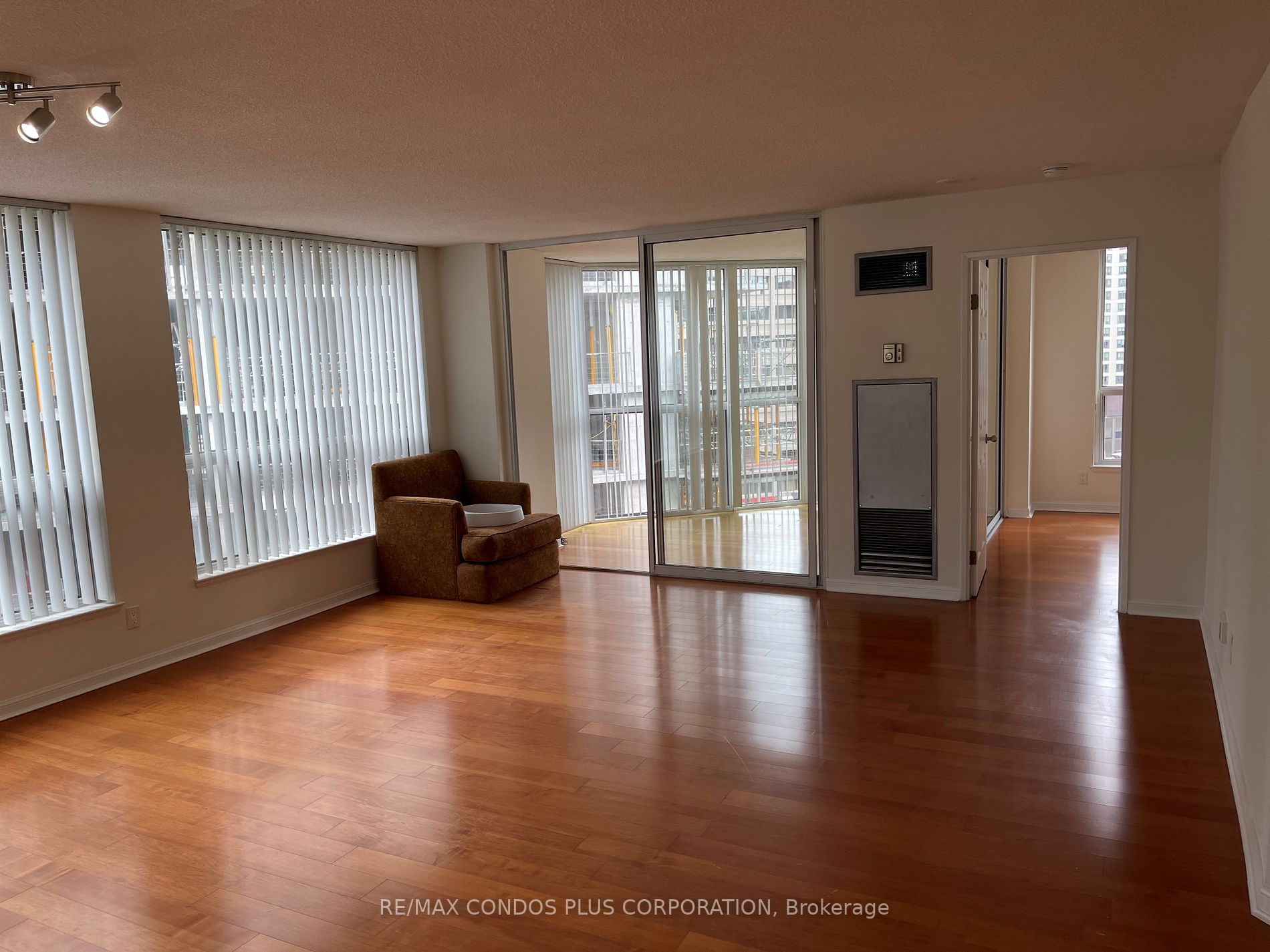24 Wellesley St W, #911