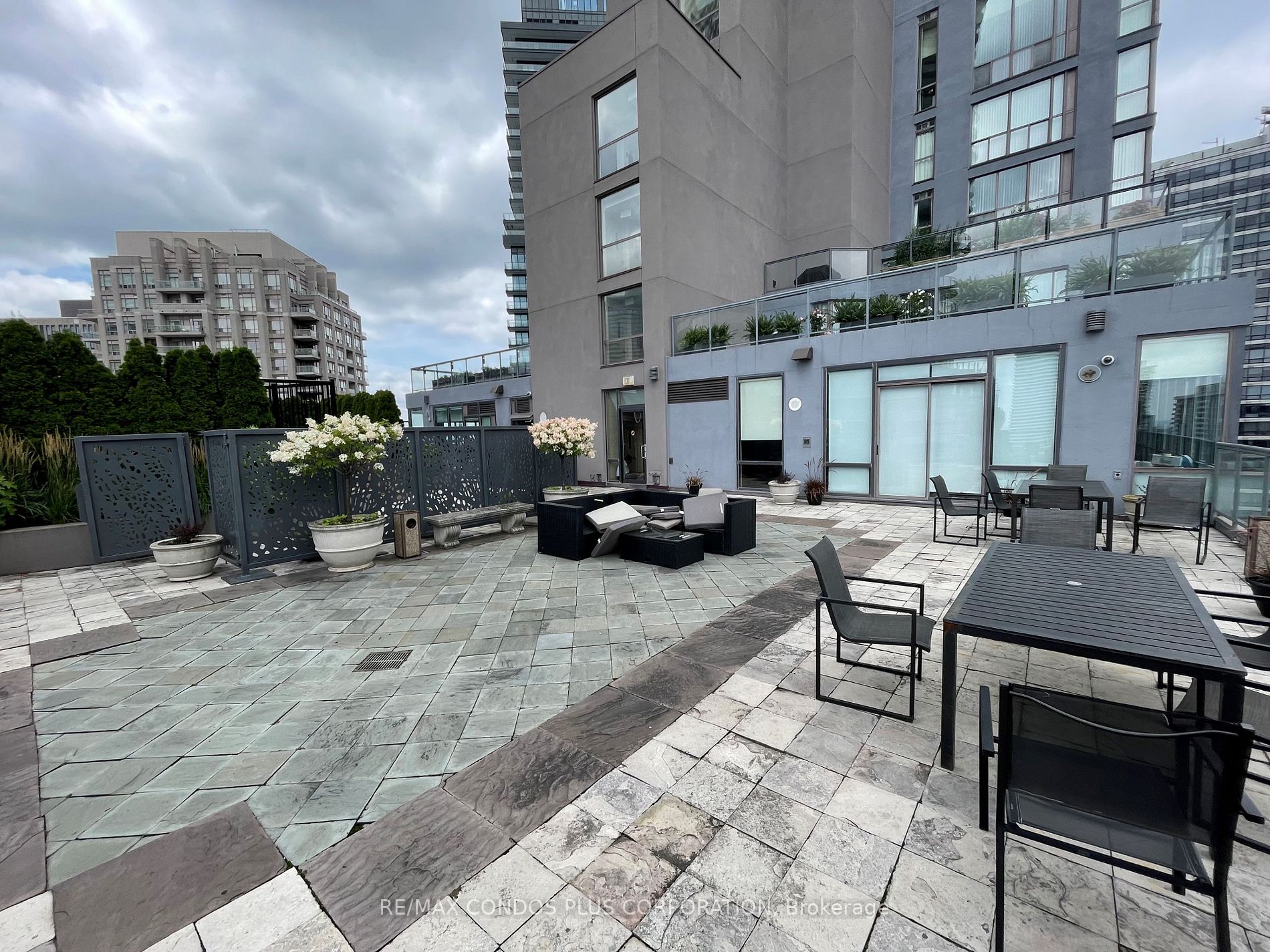 24 Wellesley St W, #911