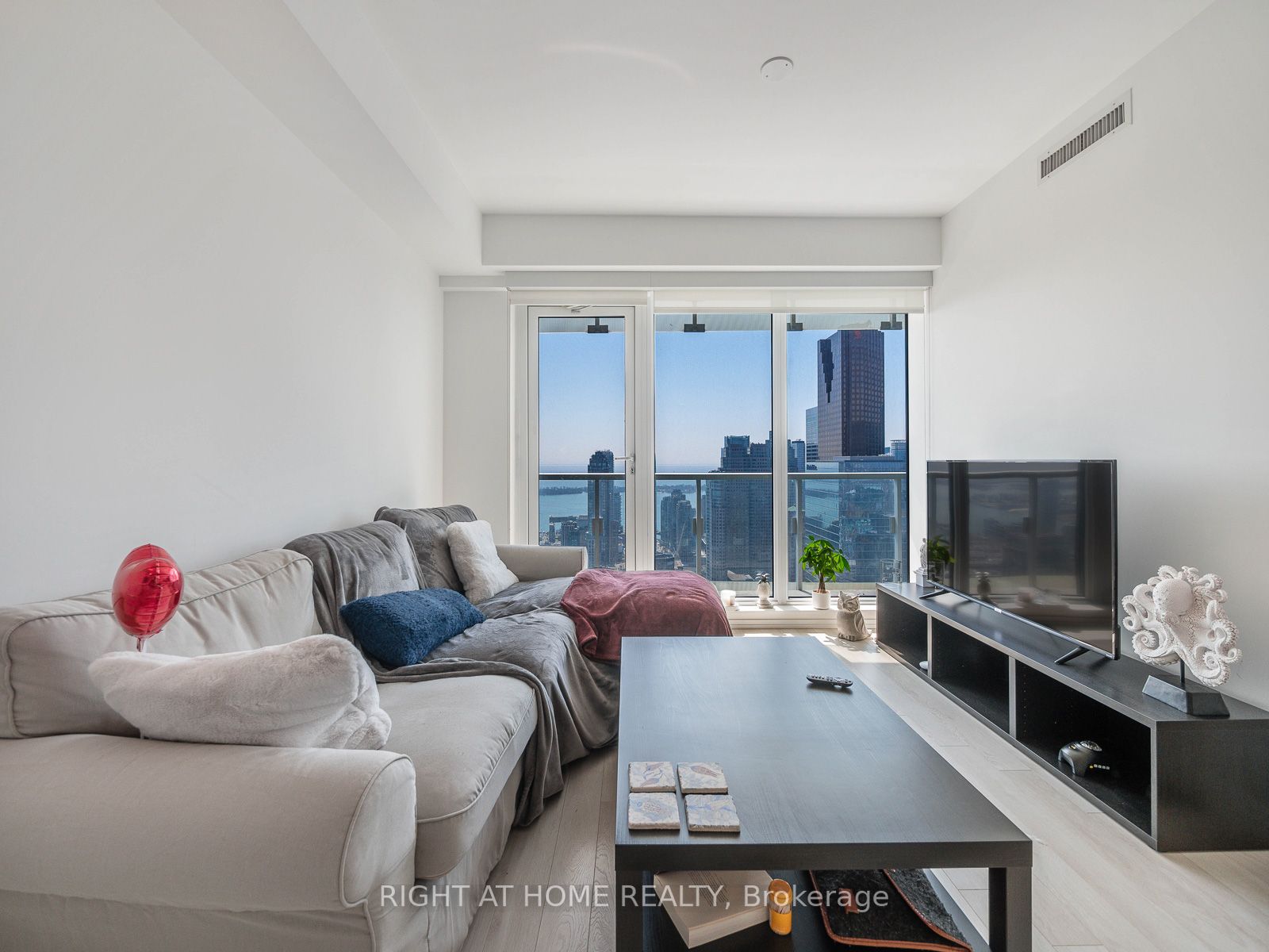 197 Yonge St, #5607