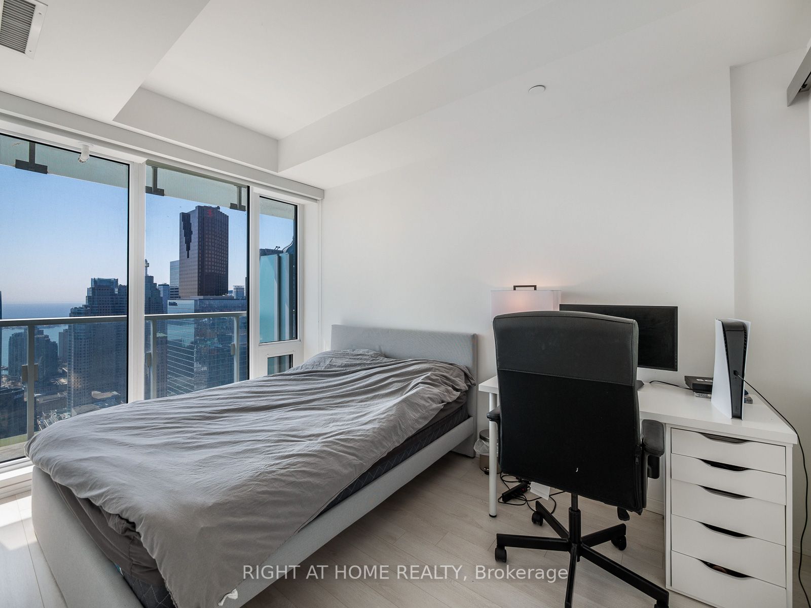 197 Yonge St, #5607