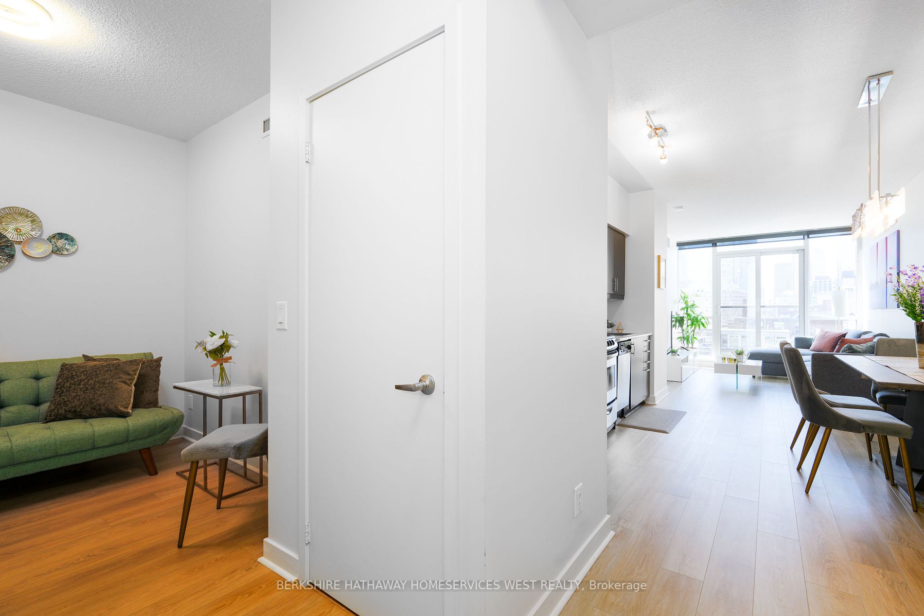 320 Richmond St E, #611