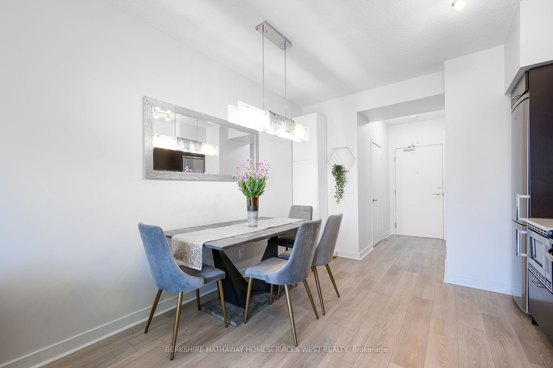 320 Richmond St E, #611