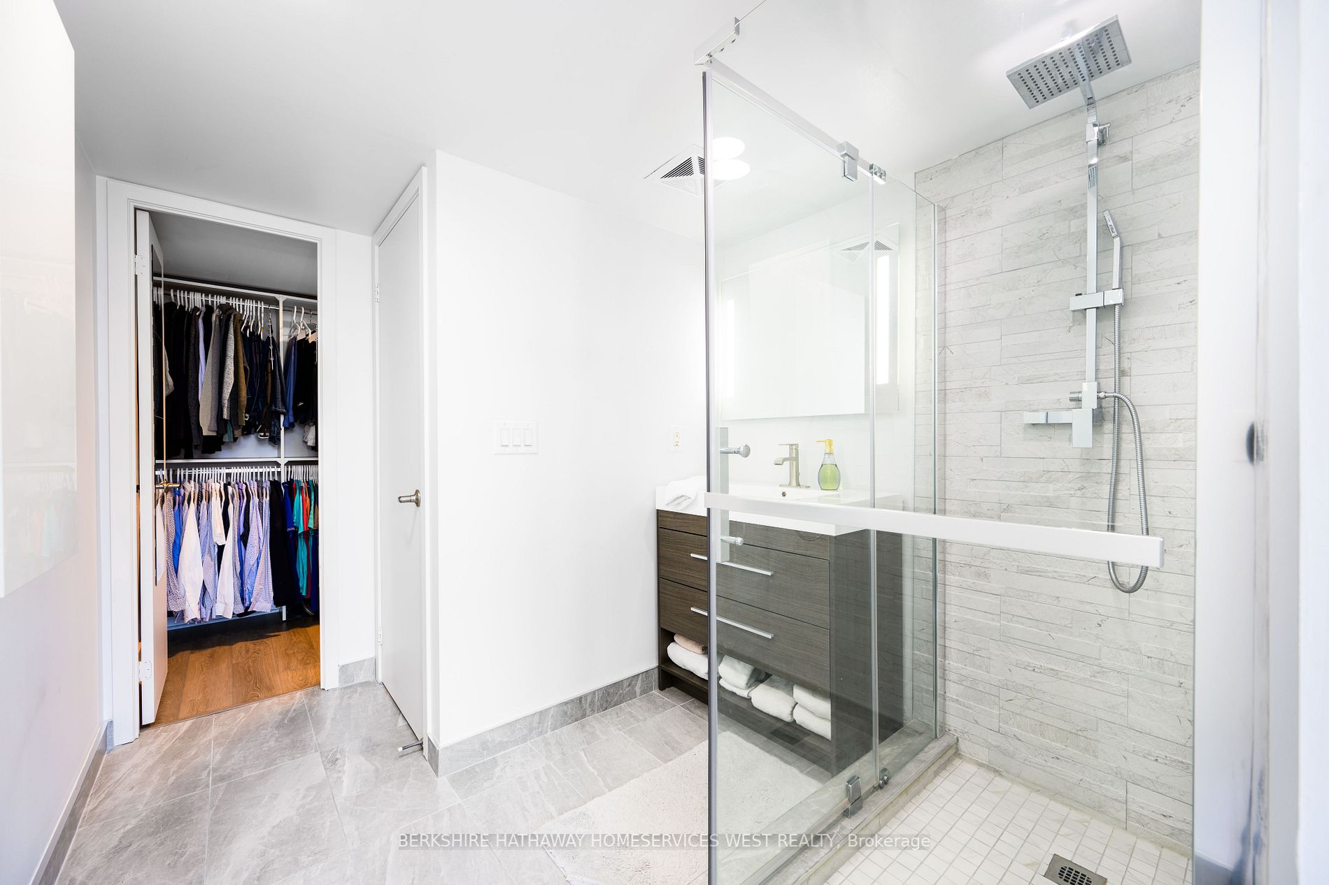 320 Richmond St E, #611
