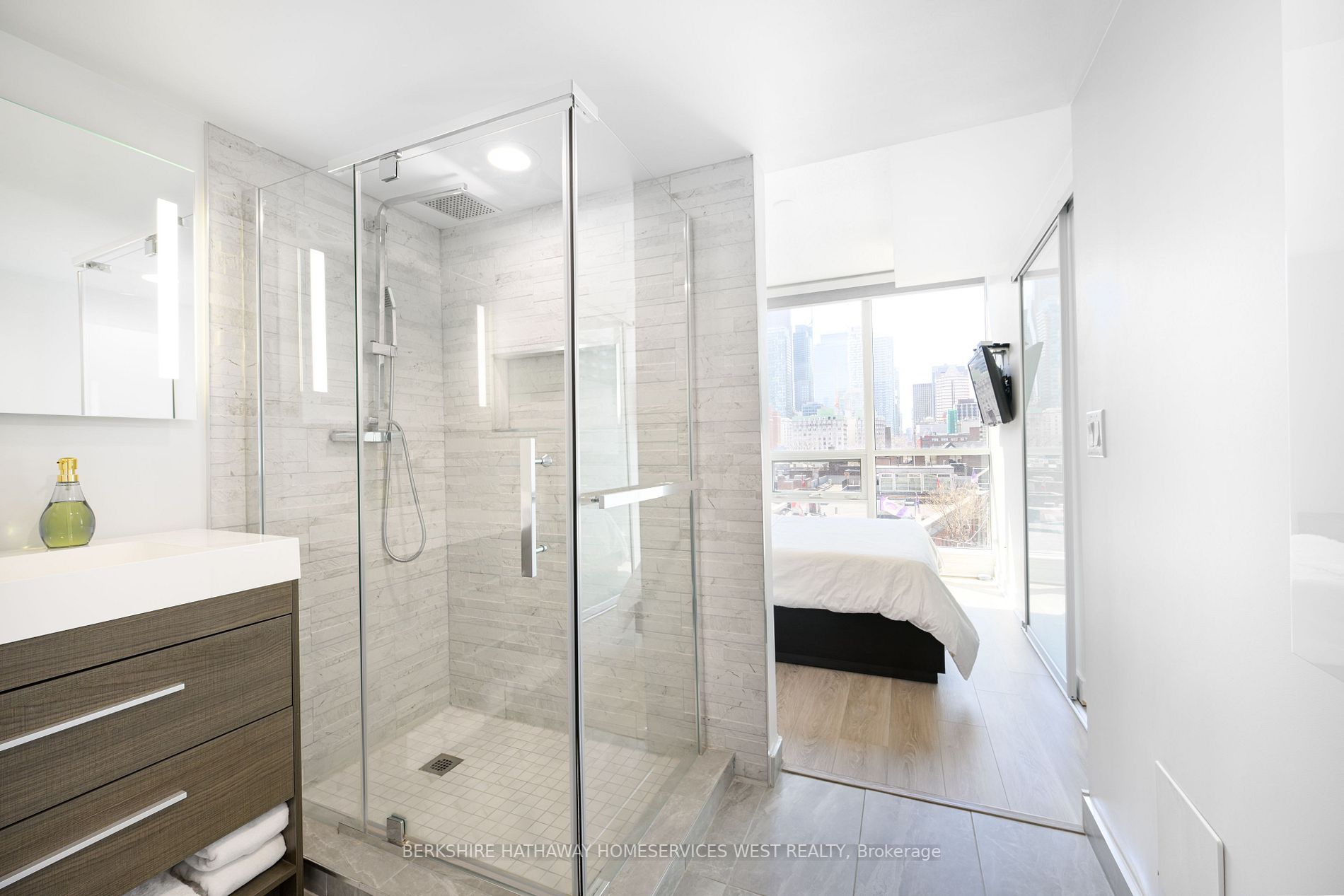 320 Richmond St E, #611