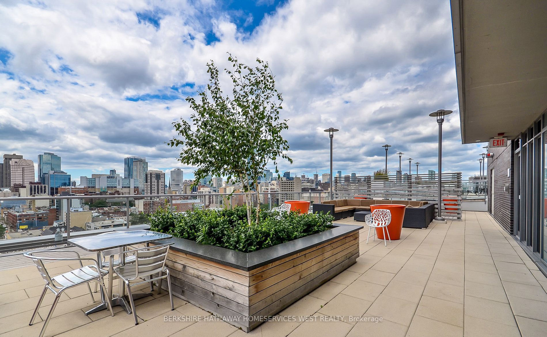 320 Richmond St E, #611