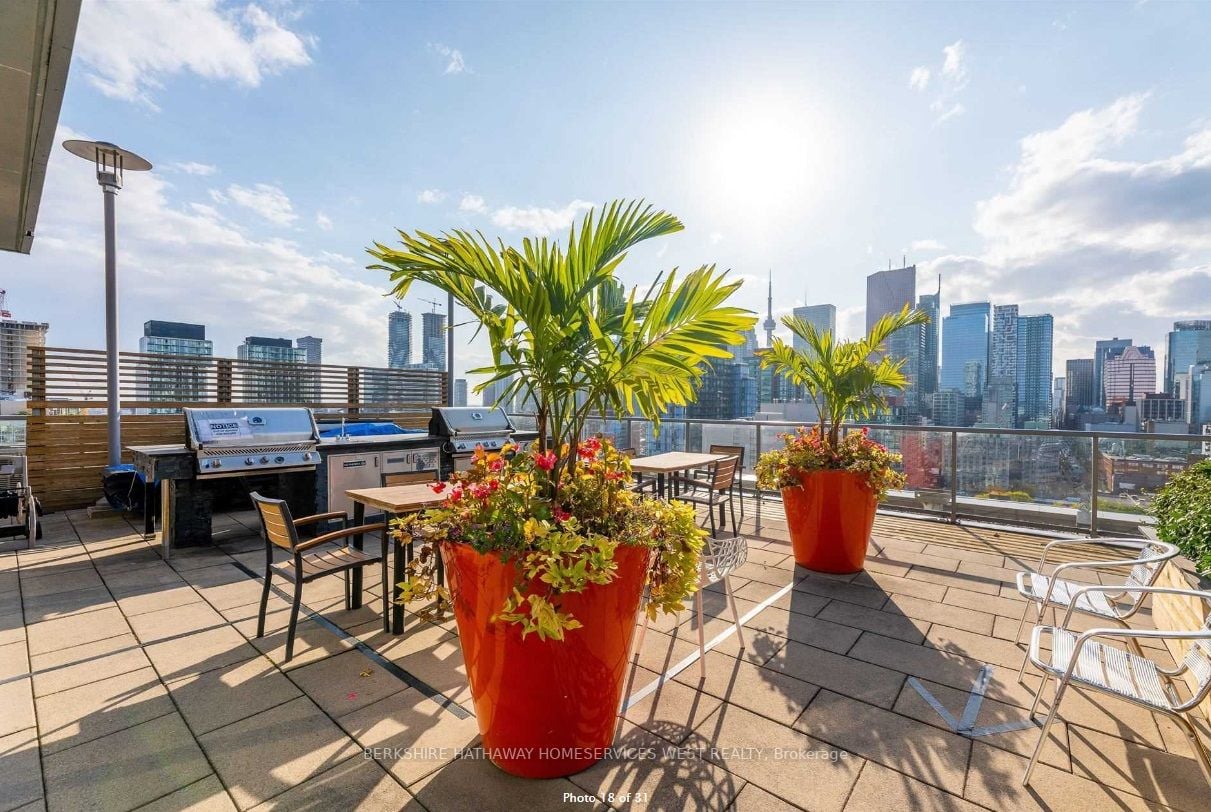 320 Richmond St E, #611