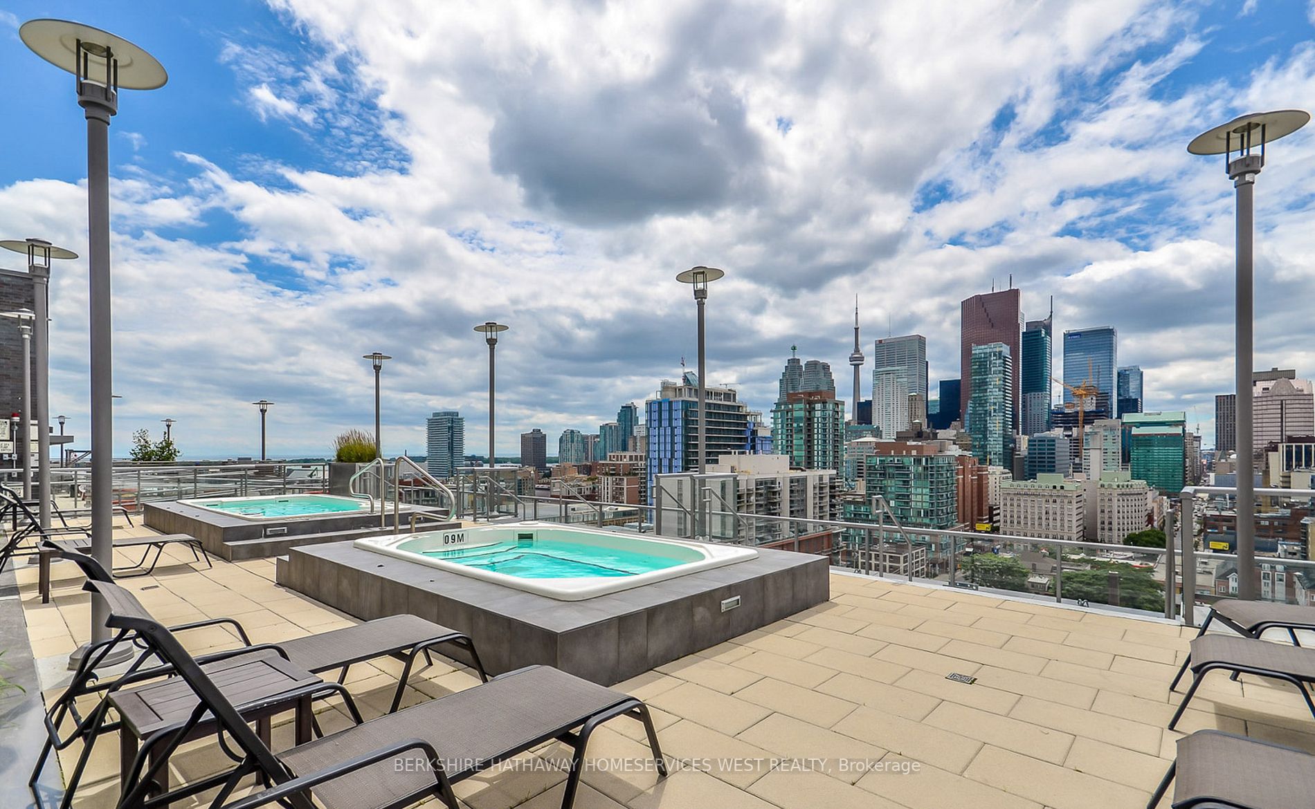 320 Richmond St E, #611