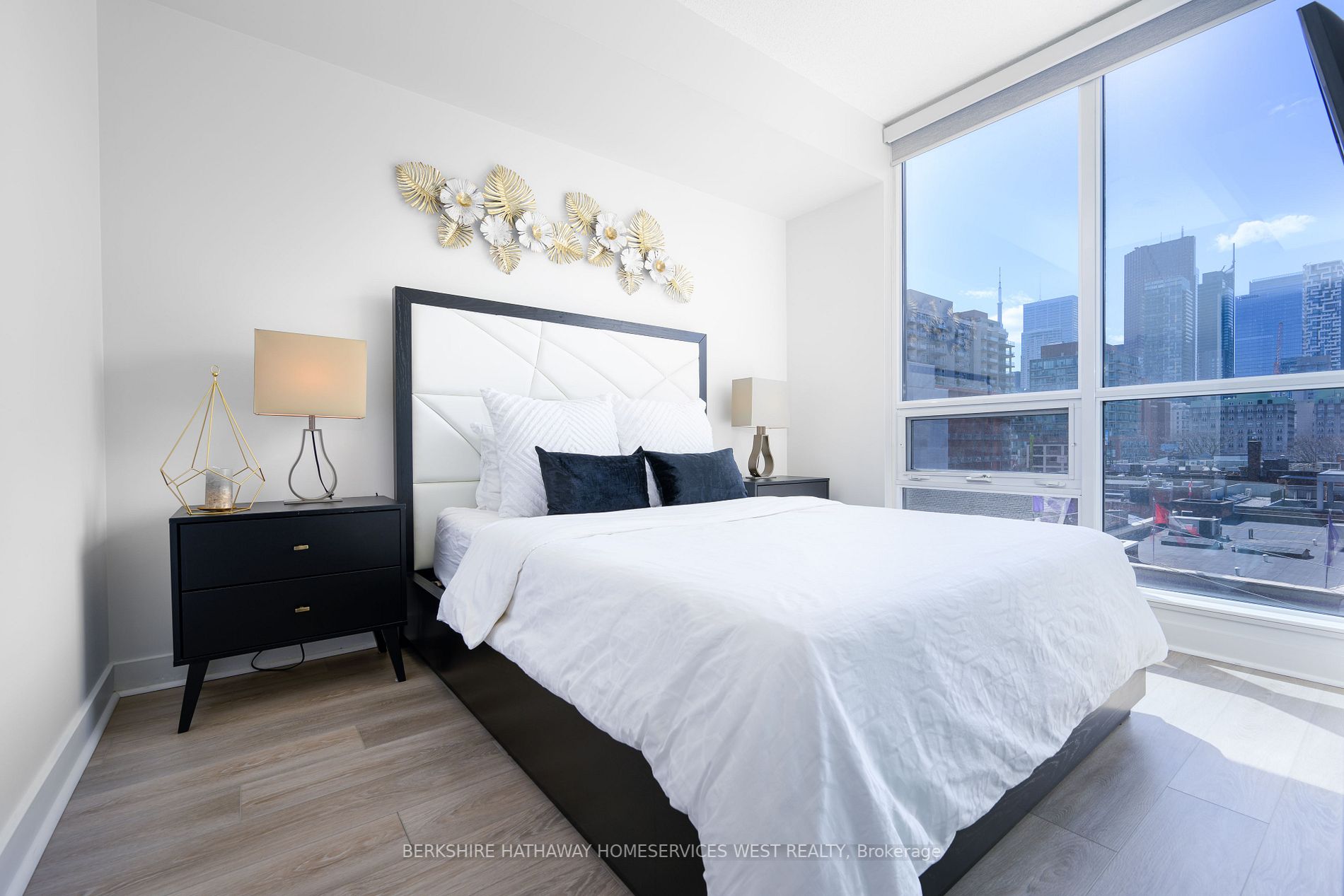 320 Richmond St E, #611