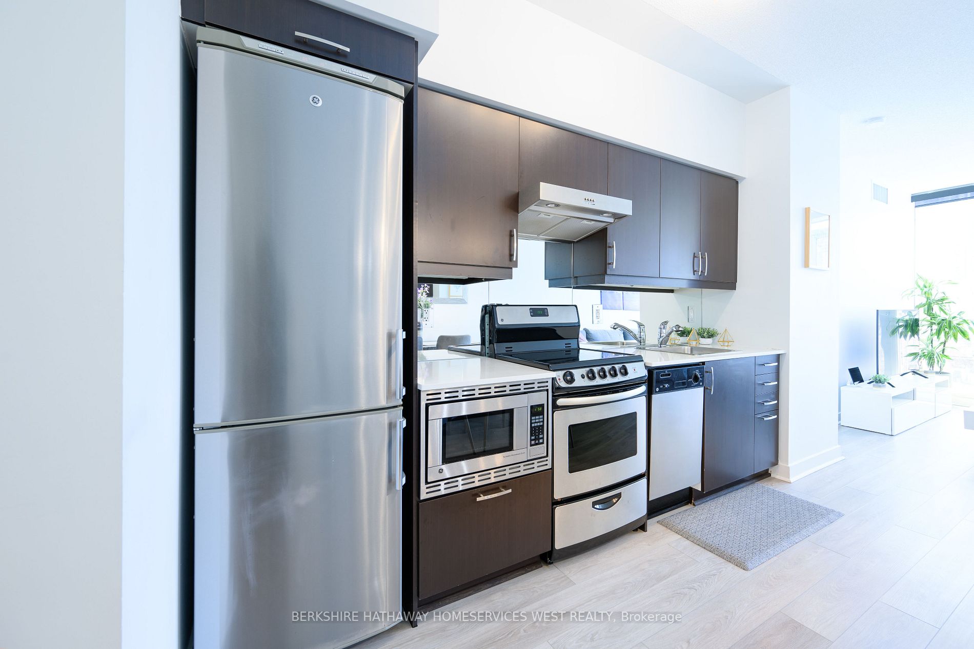 320 Richmond St E, #611