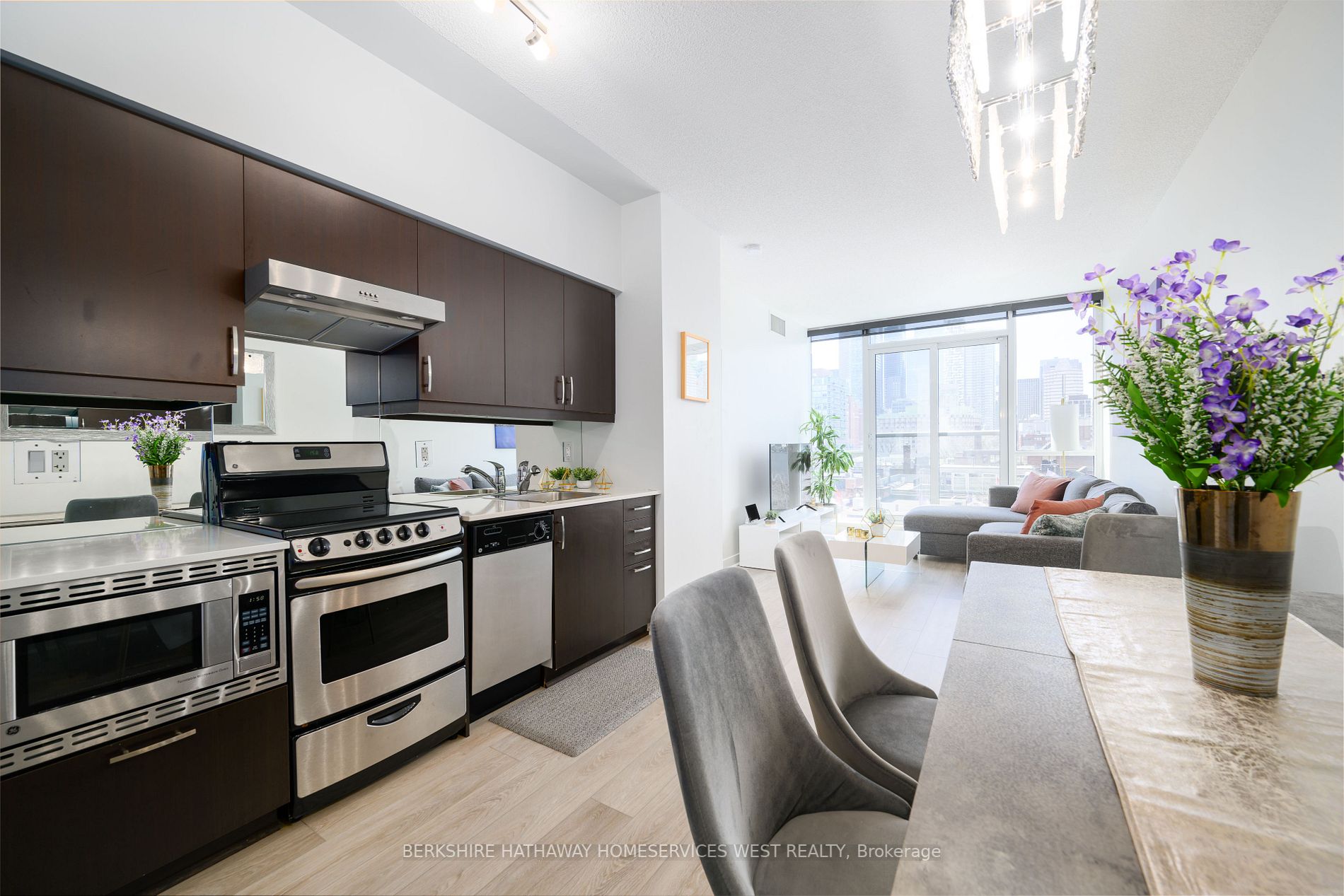 320 Richmond St E, #611