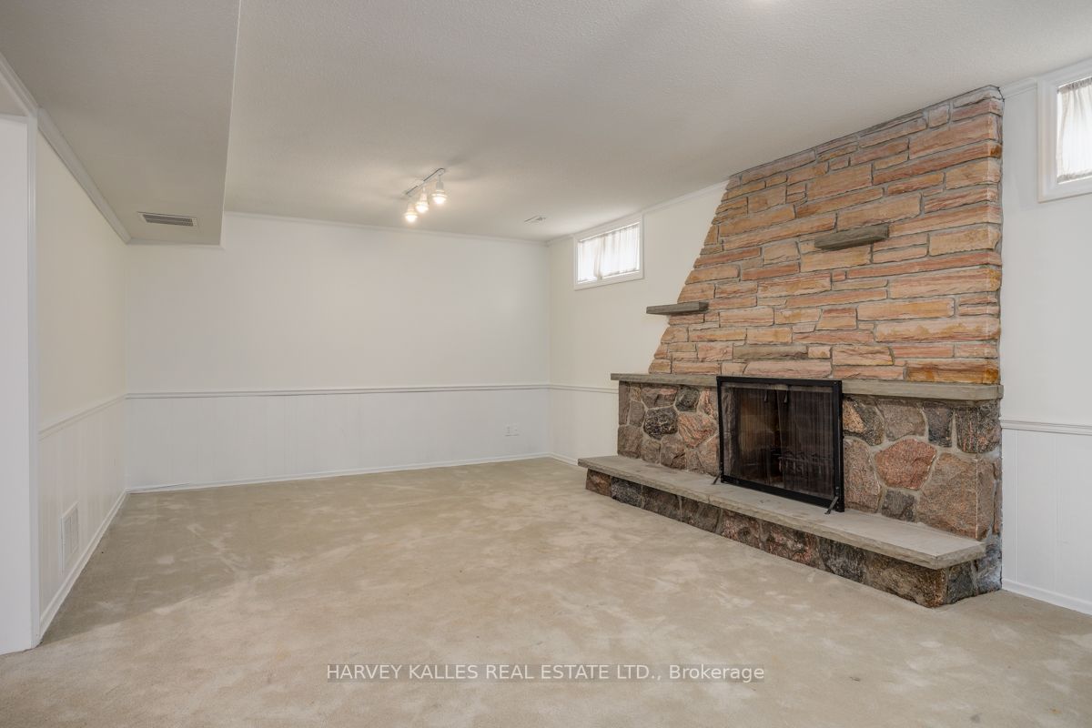 15 Old Colony Rd