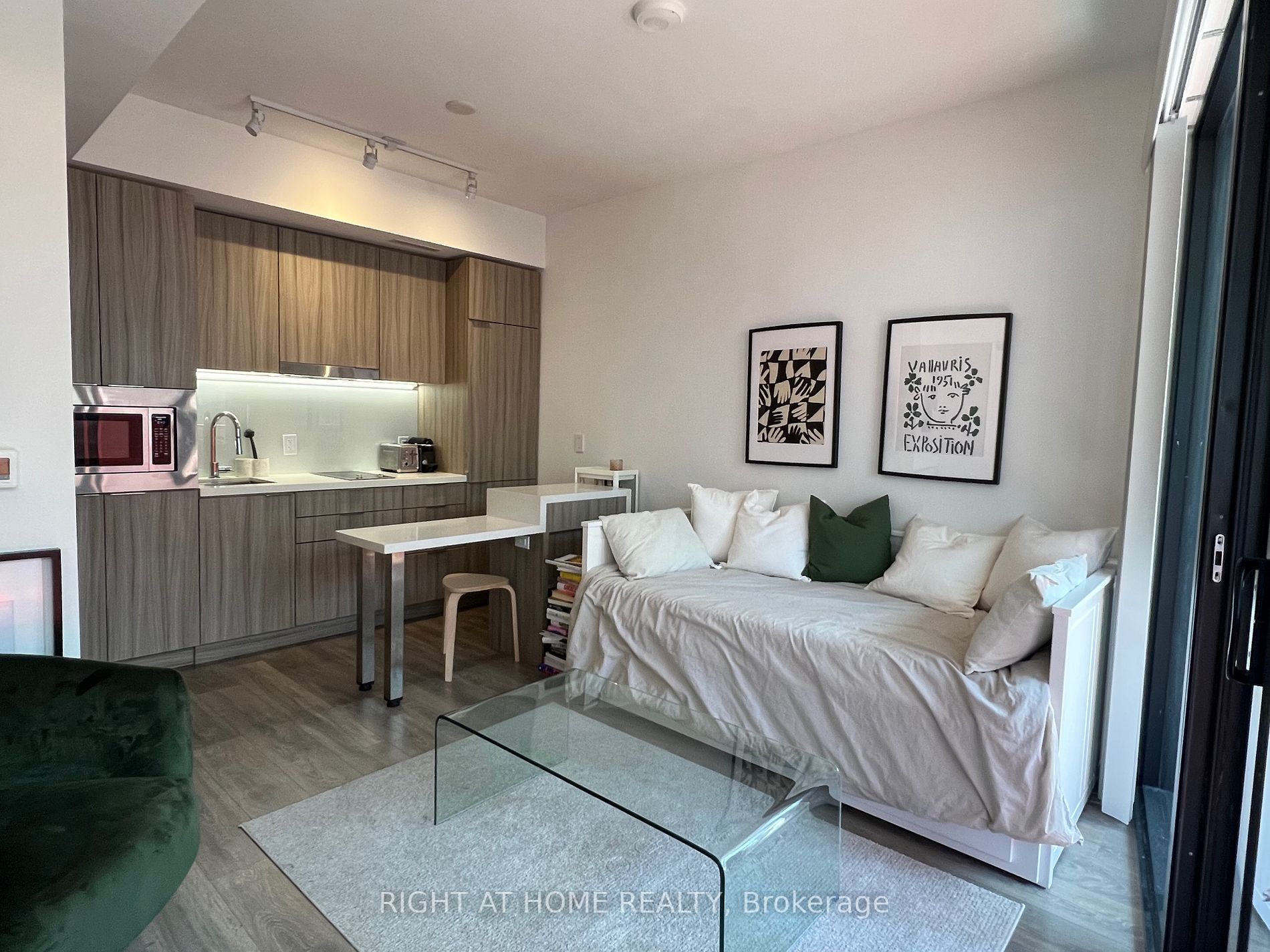 215 Queen St W, #1116