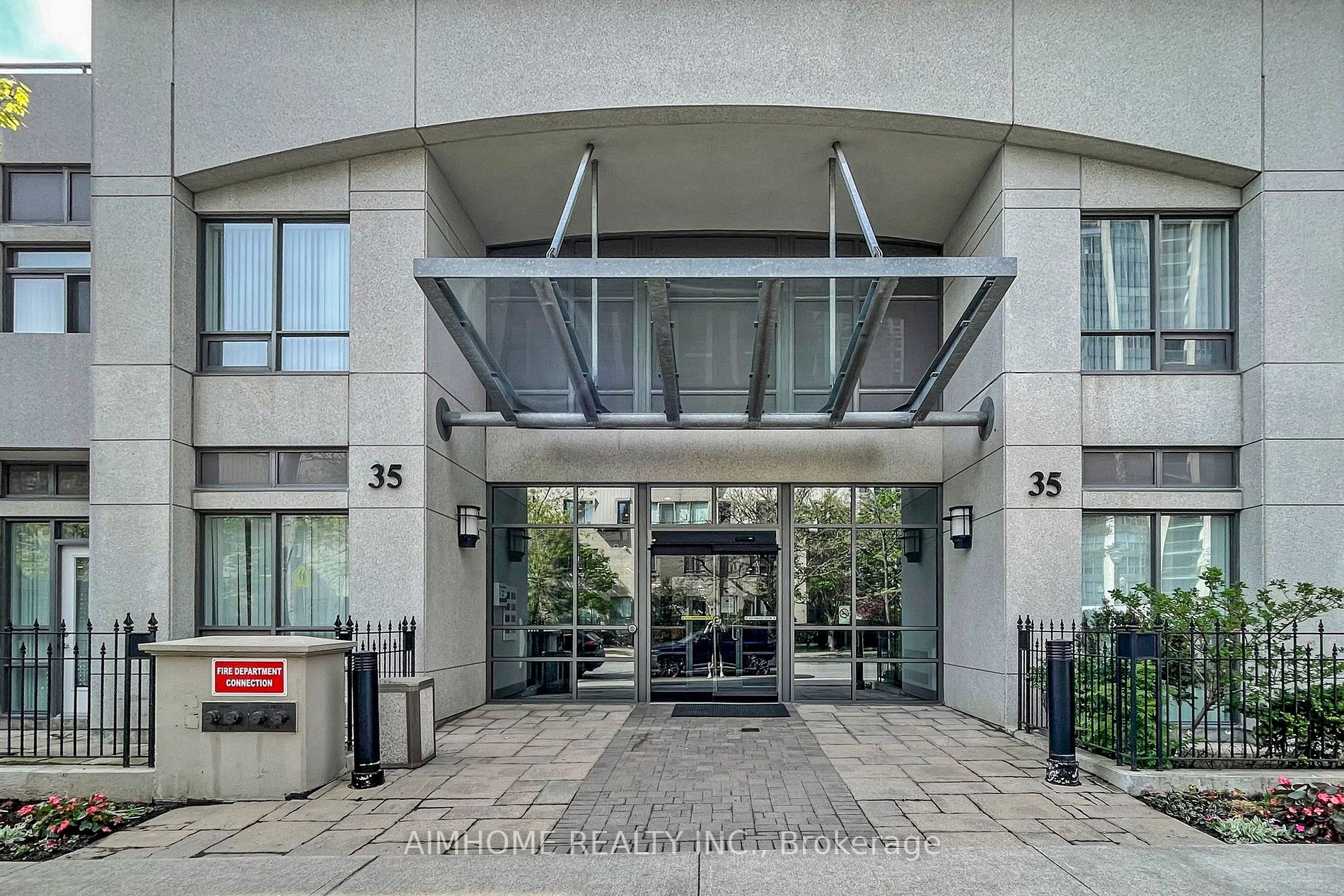 35 Hollywood Avenue, #822