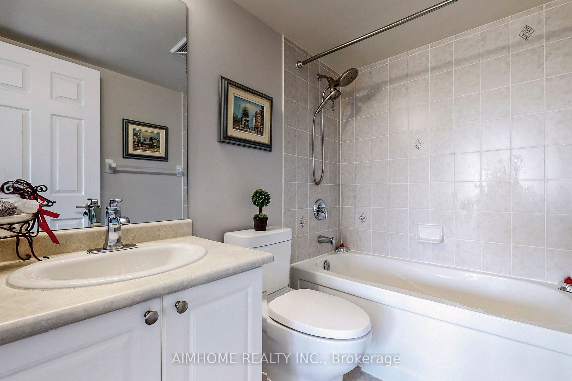 35 Hollywood Avenue, #822