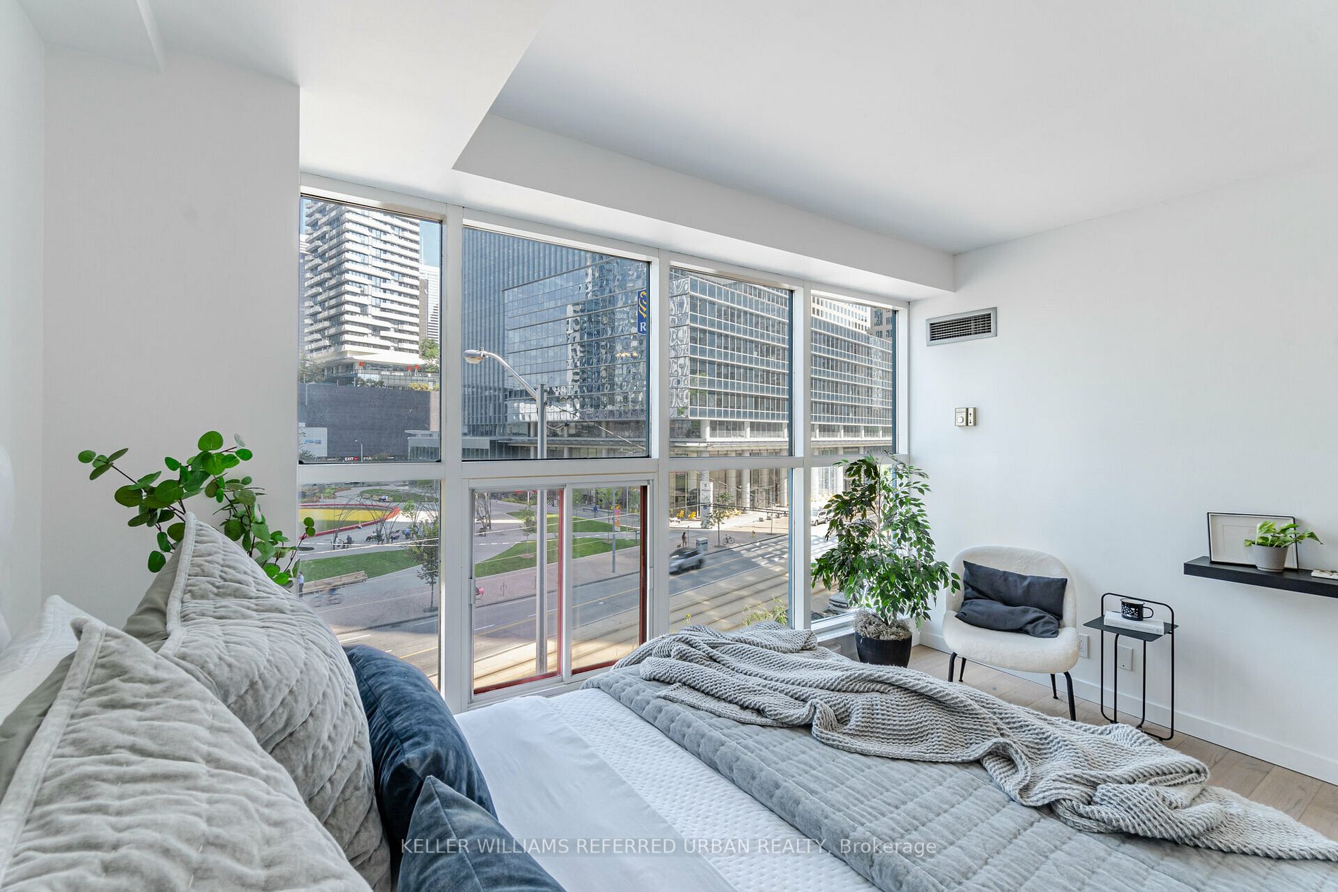 77 Harbour Sq, #502