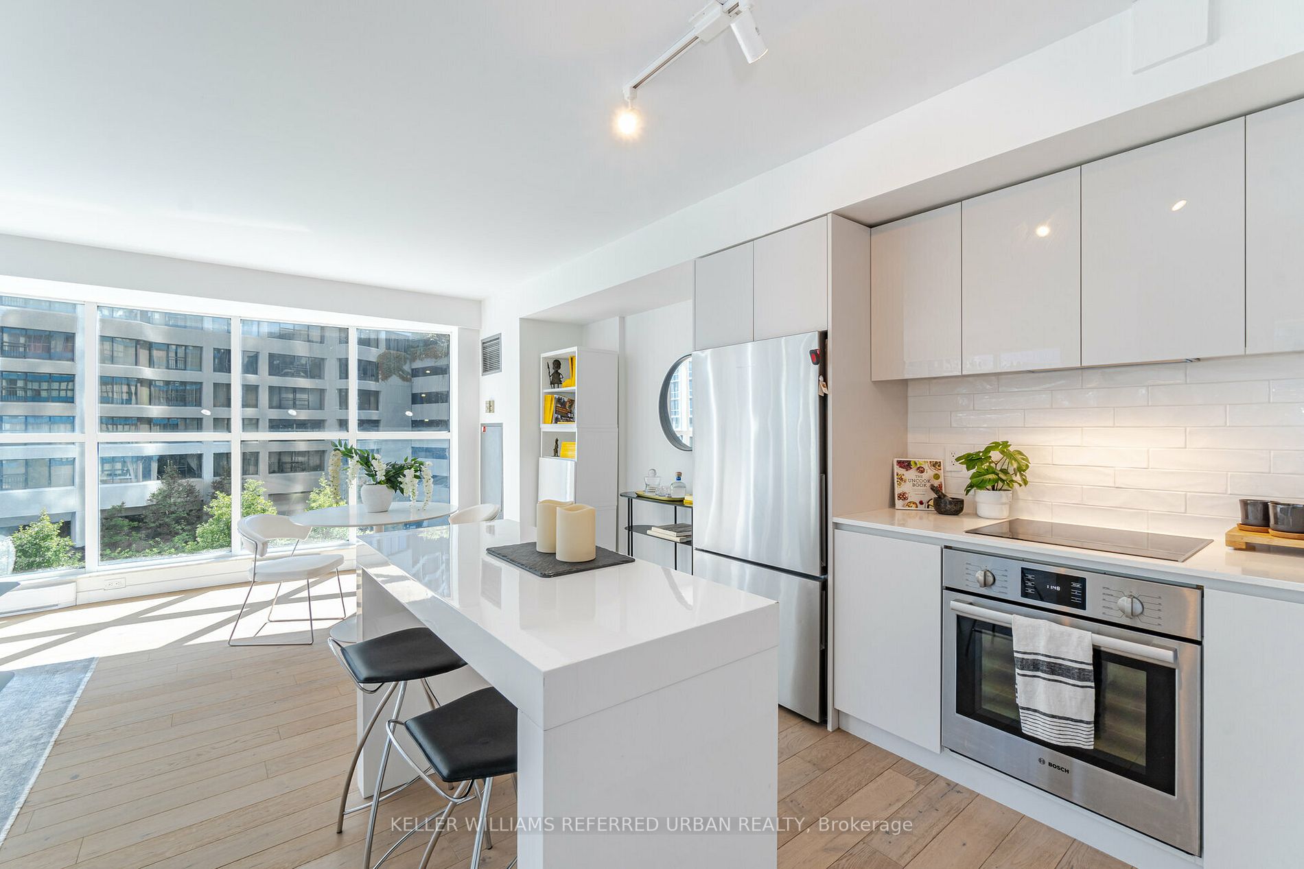 77 Harbour Sq, #502