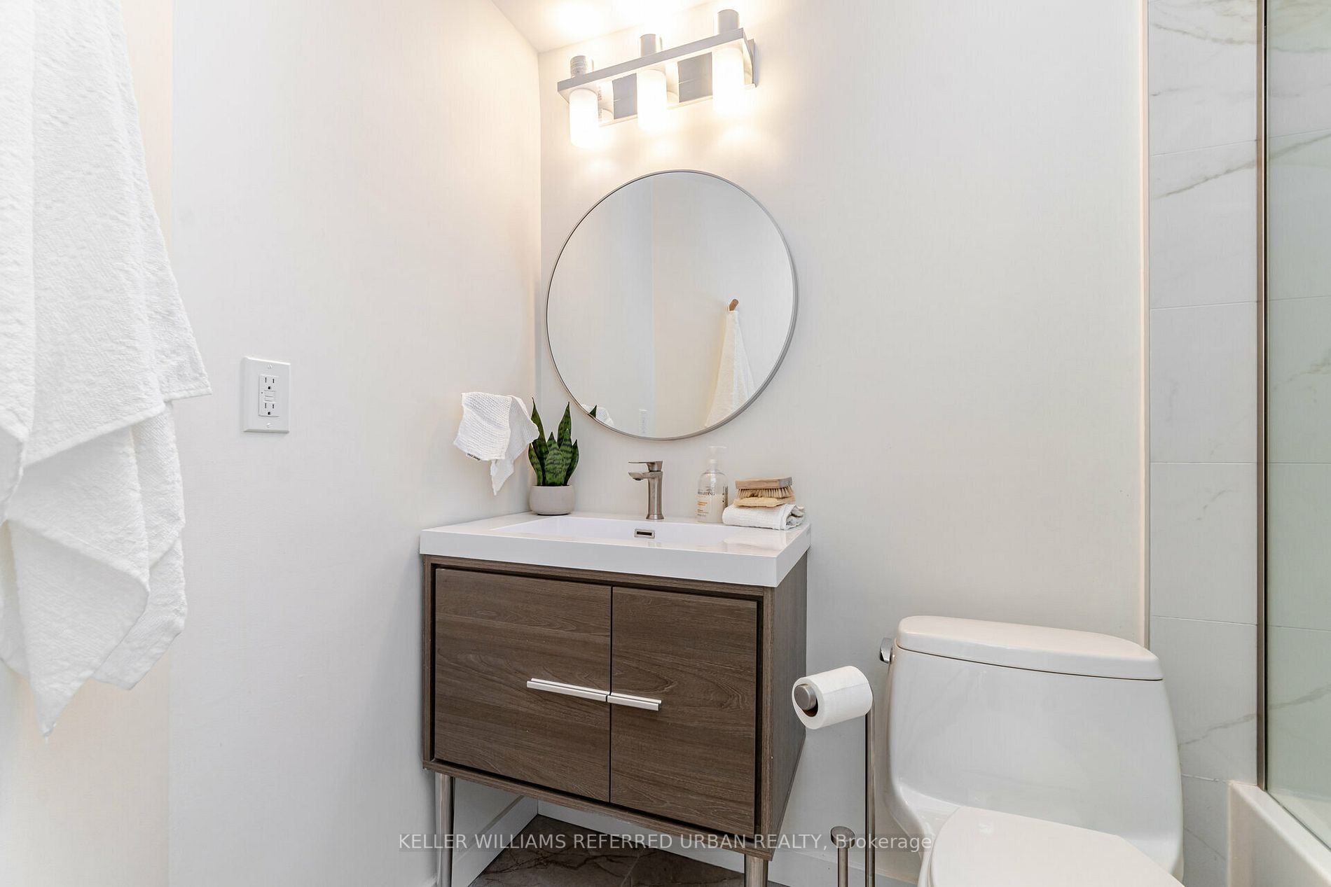 77 Harbour Sq, #502