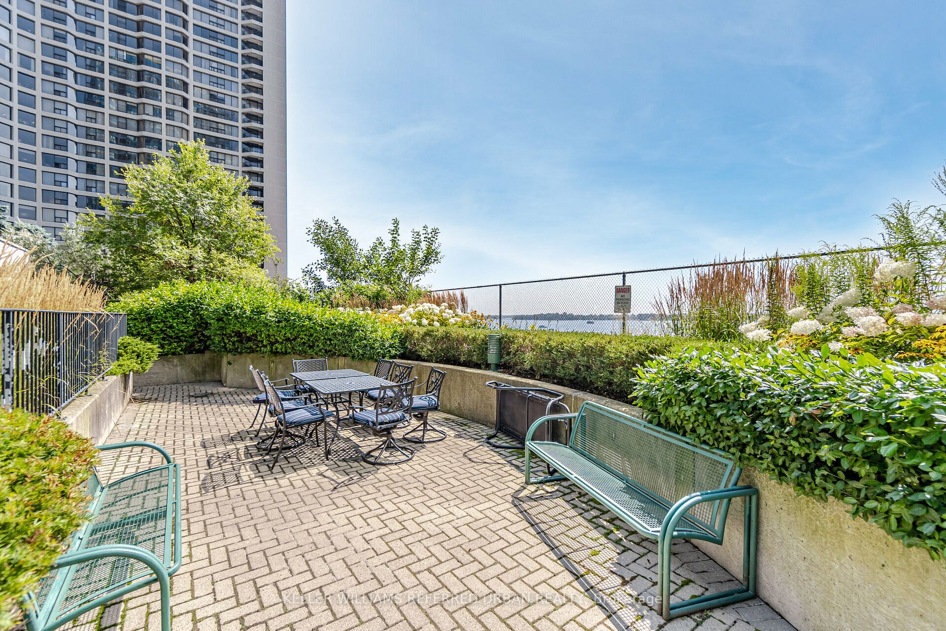 77 Harbour Sq, #502
