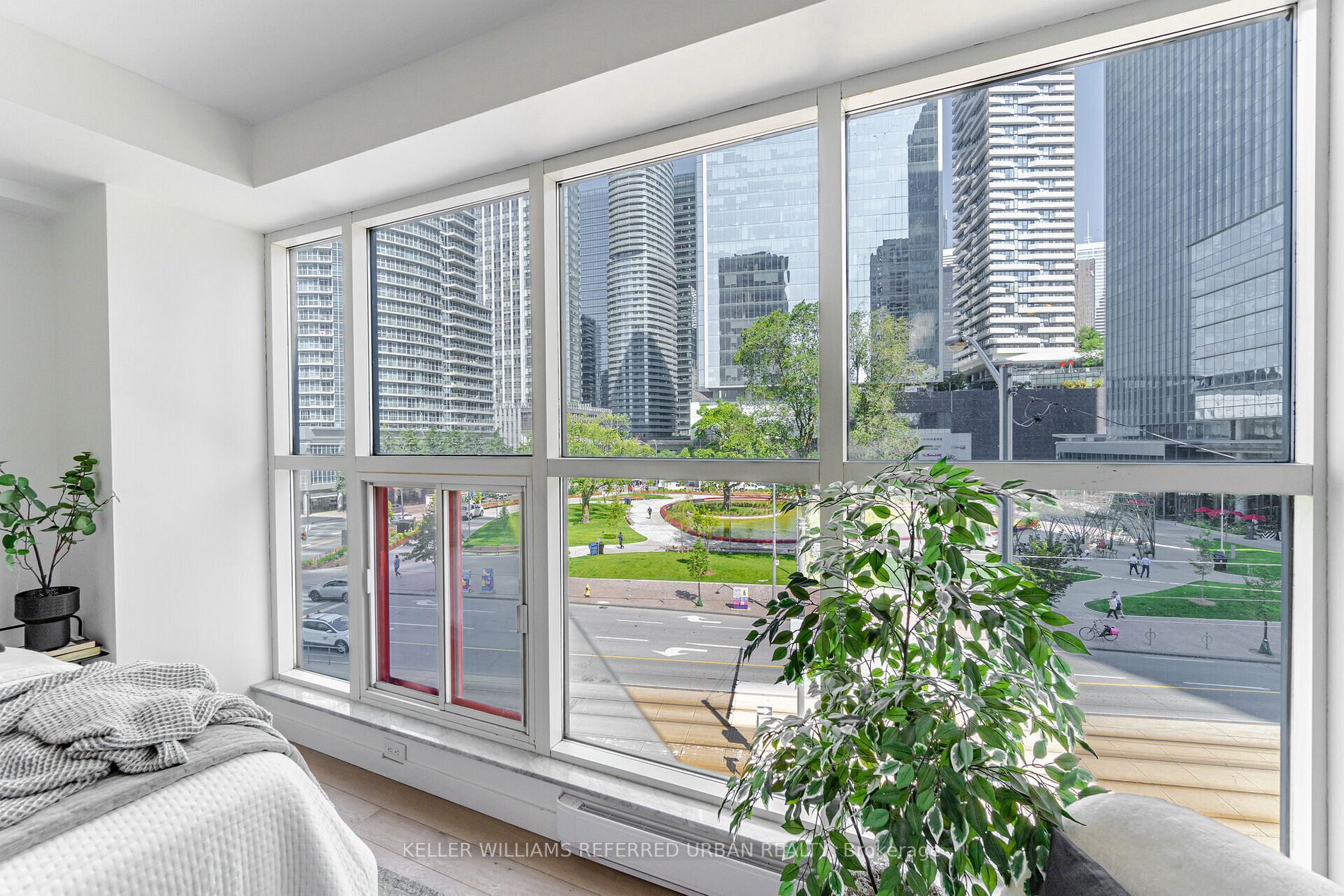 77 Harbour Sq, #502