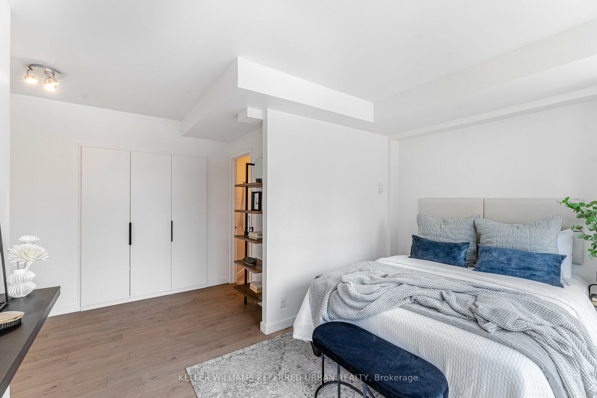 77 Harbour Sq, #502