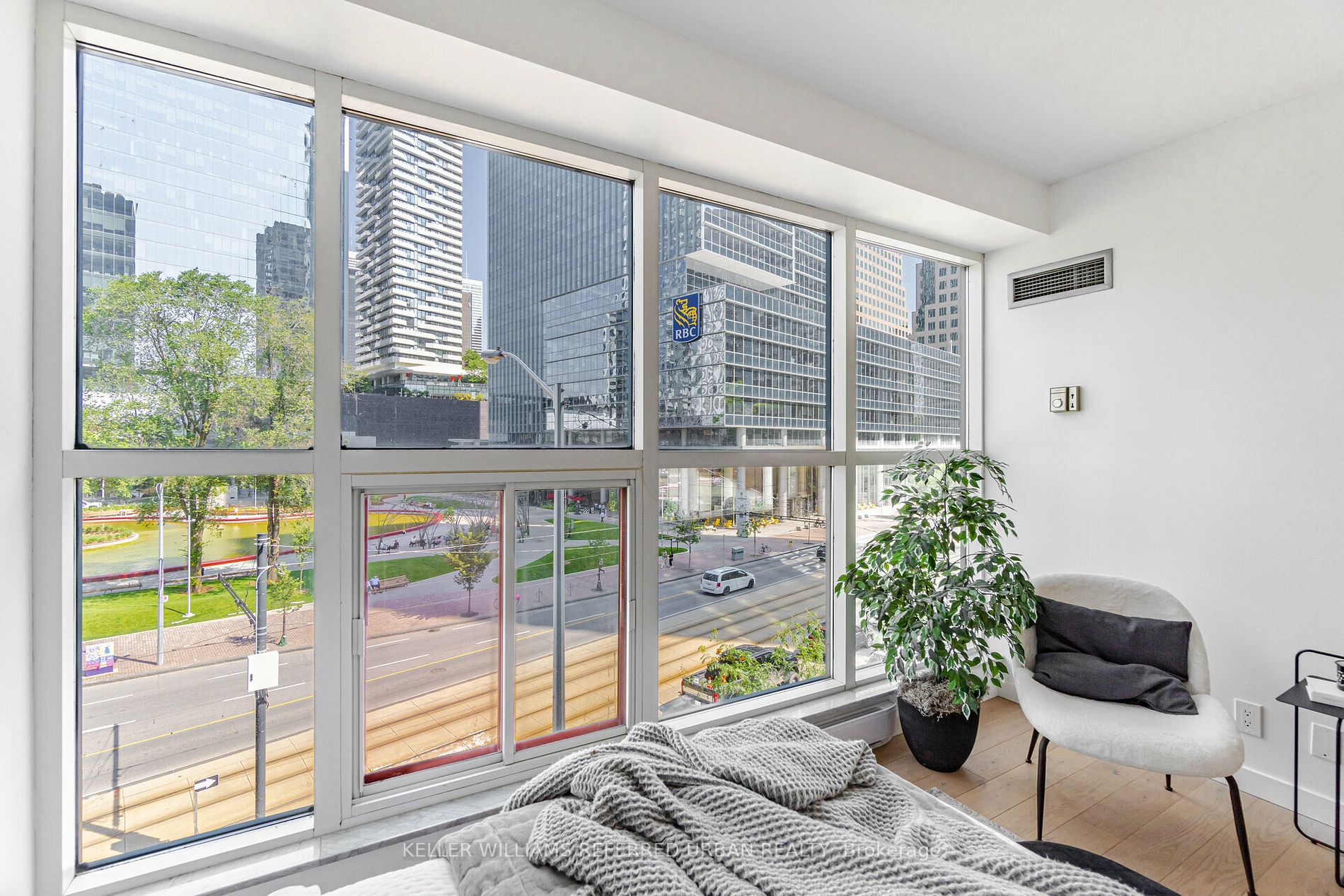 77 Harbour Sq, #502