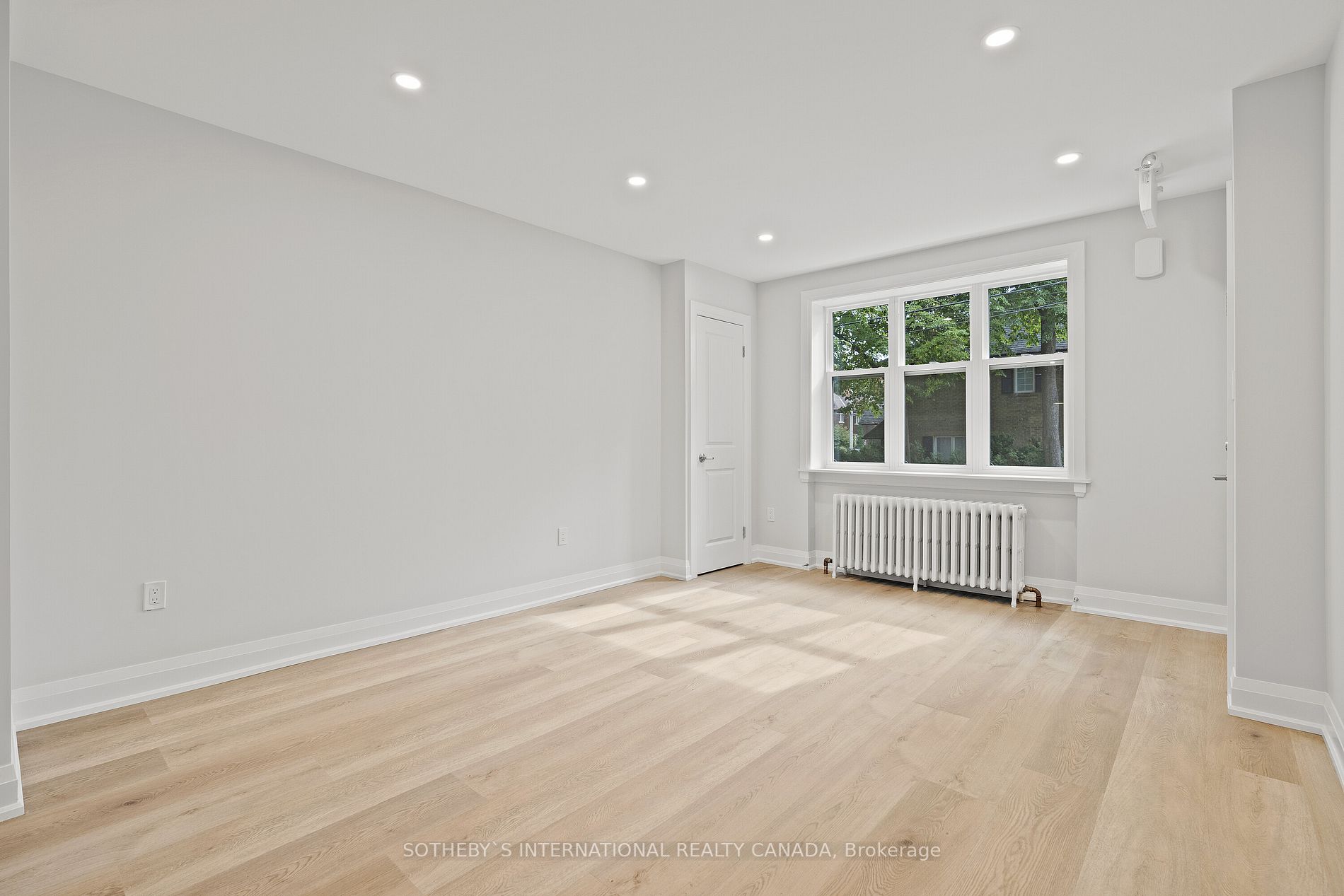28 Strathgowan Avenue, #Upper