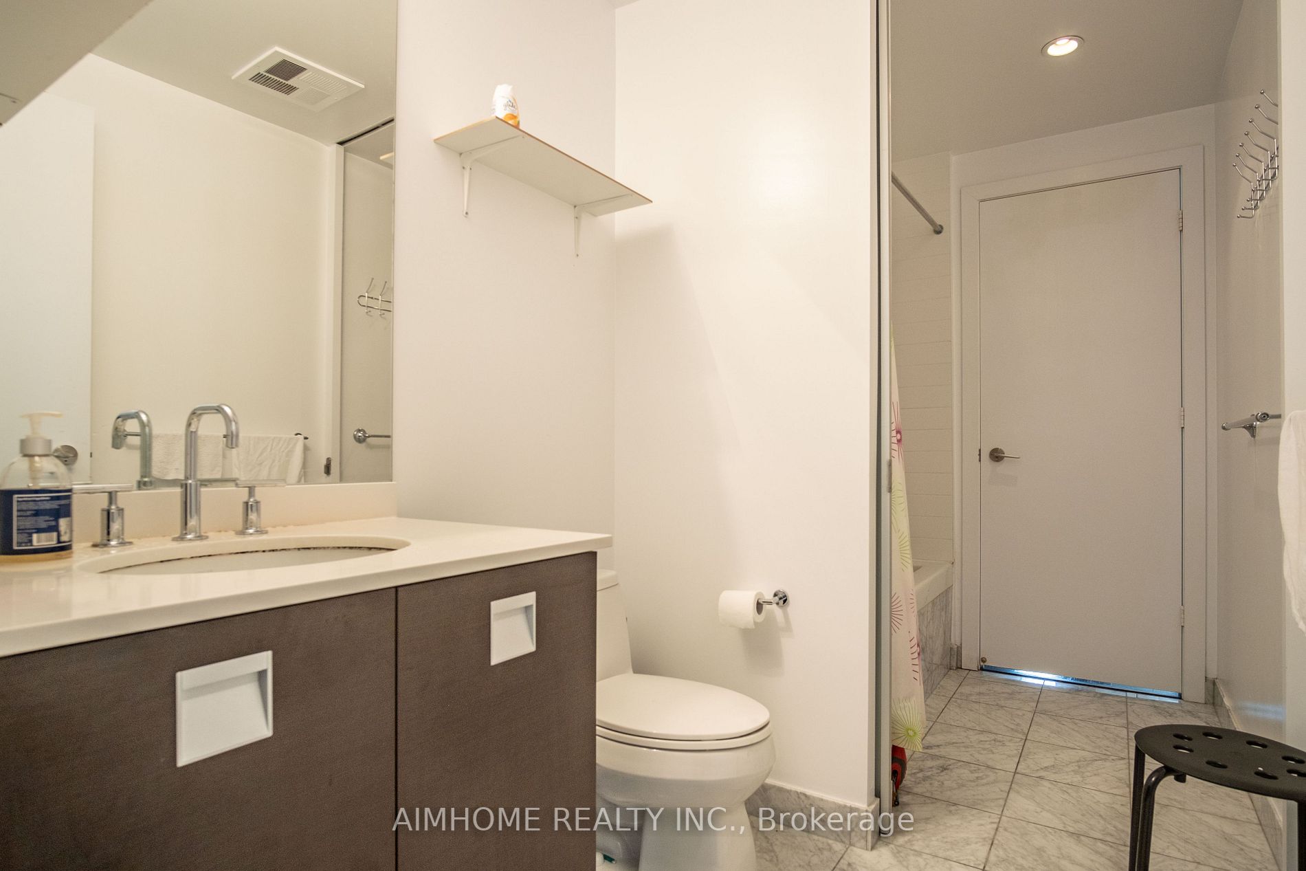 33 Charles St E, #605