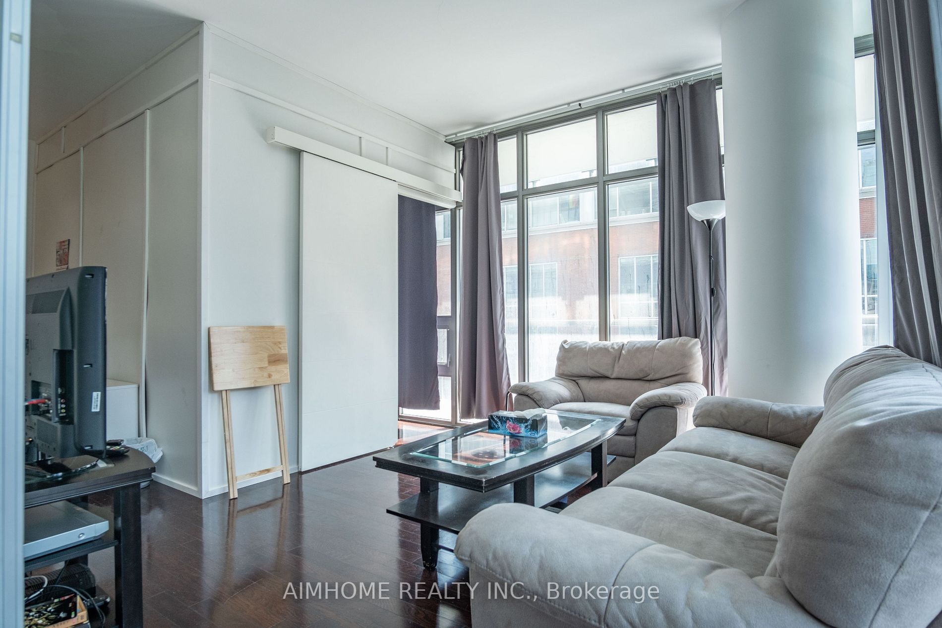 33 Charles St E, #605