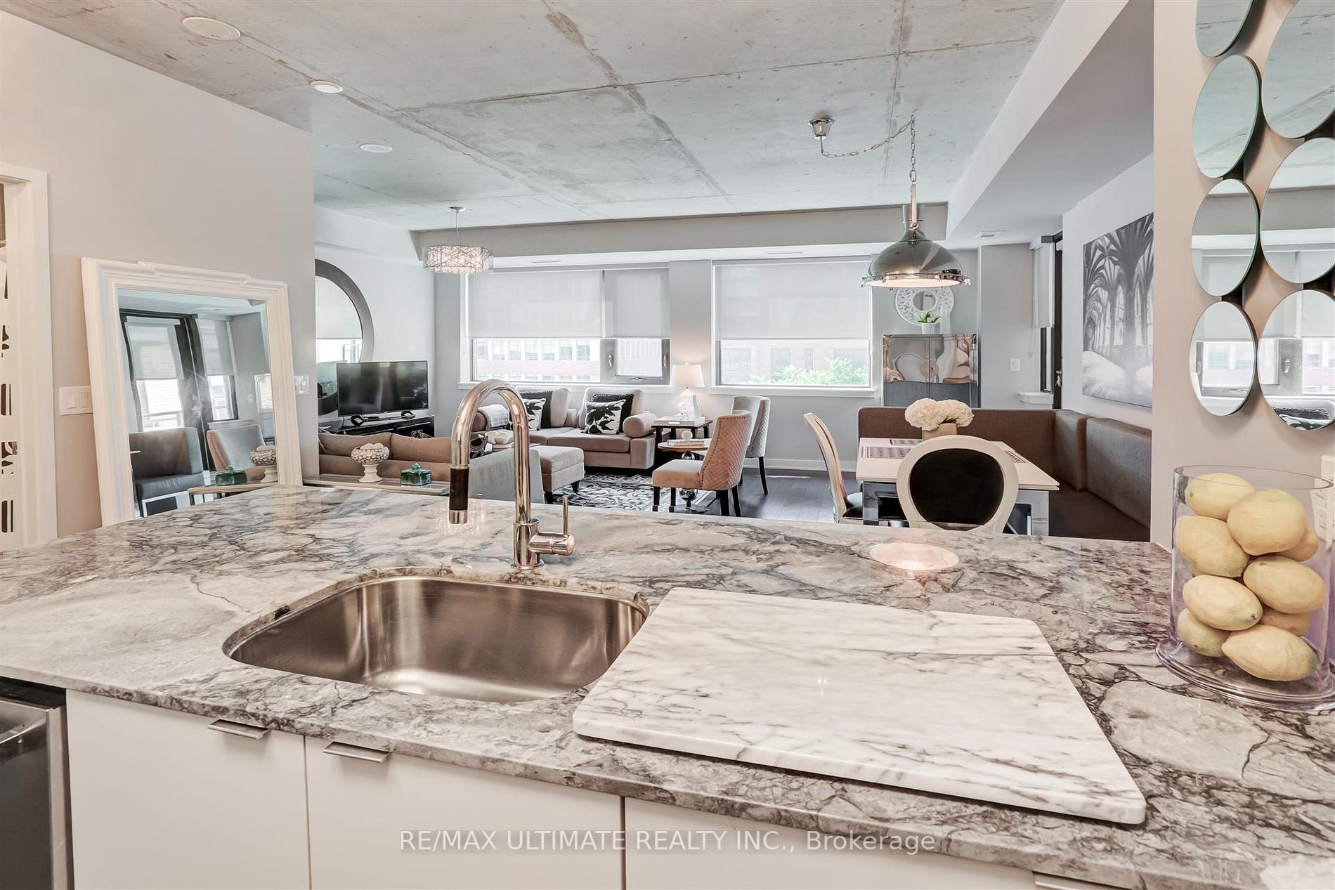 400 Wellington Street W, #406