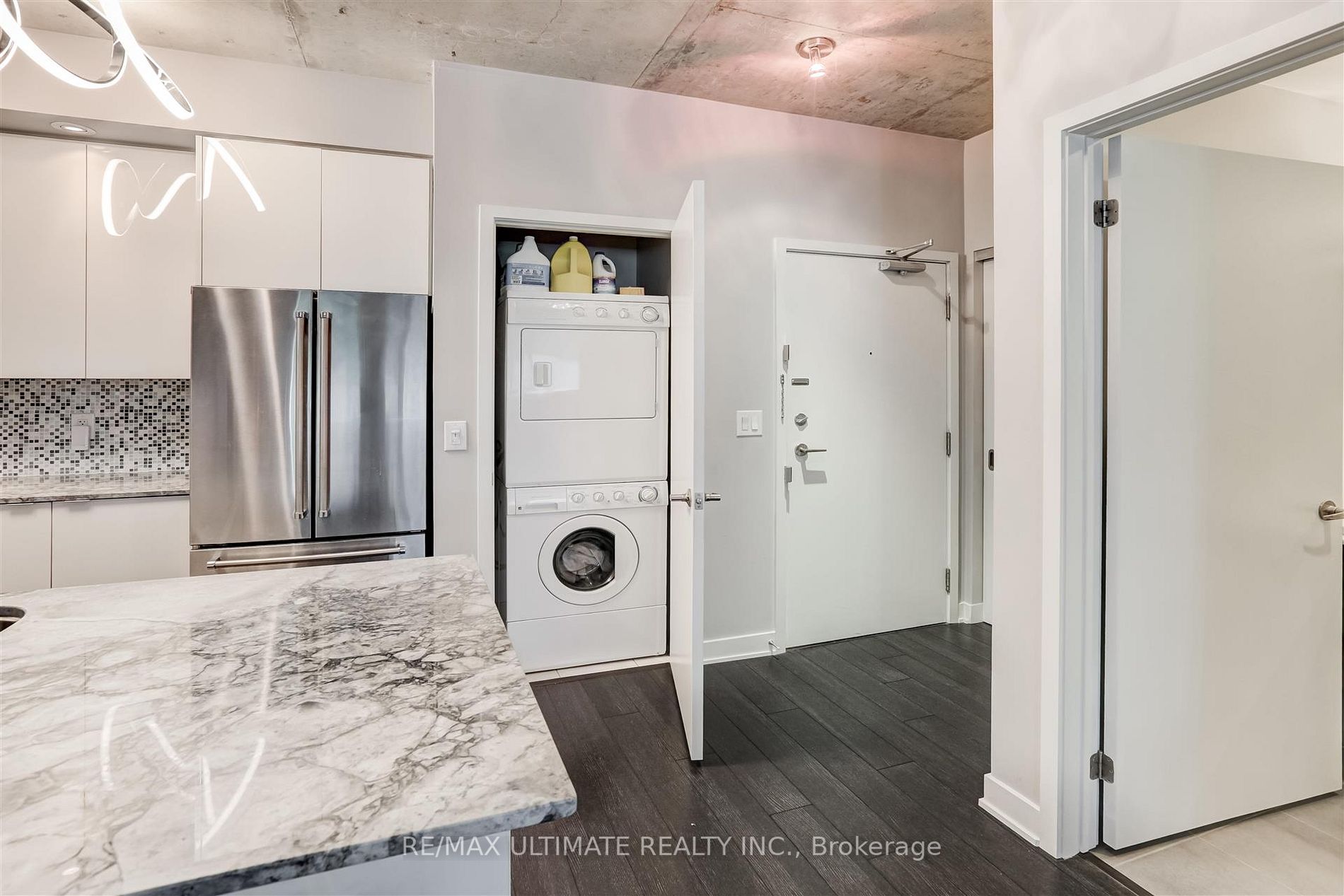 400 Wellington Street W, #406