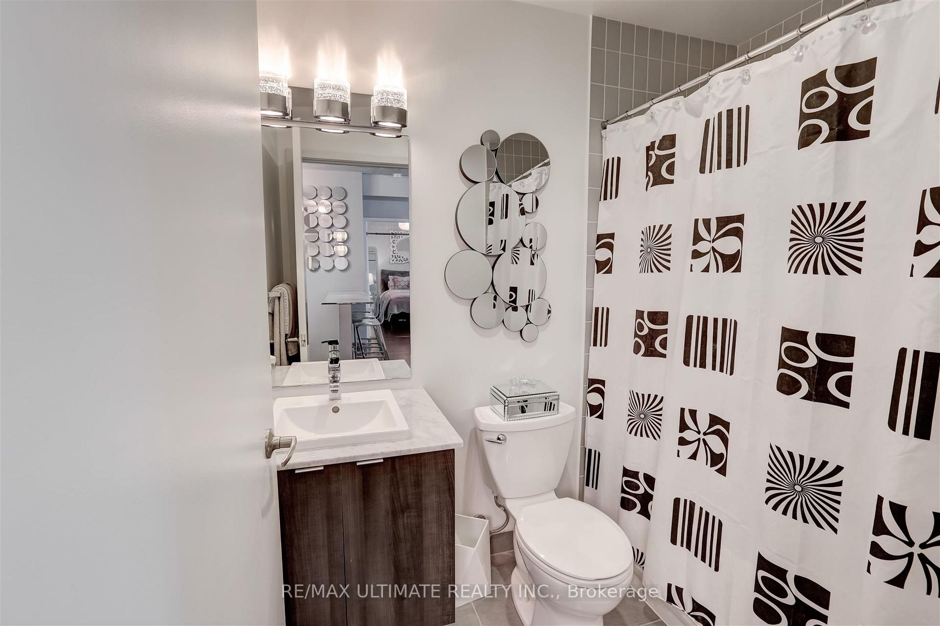 400 Wellington Street W, #406