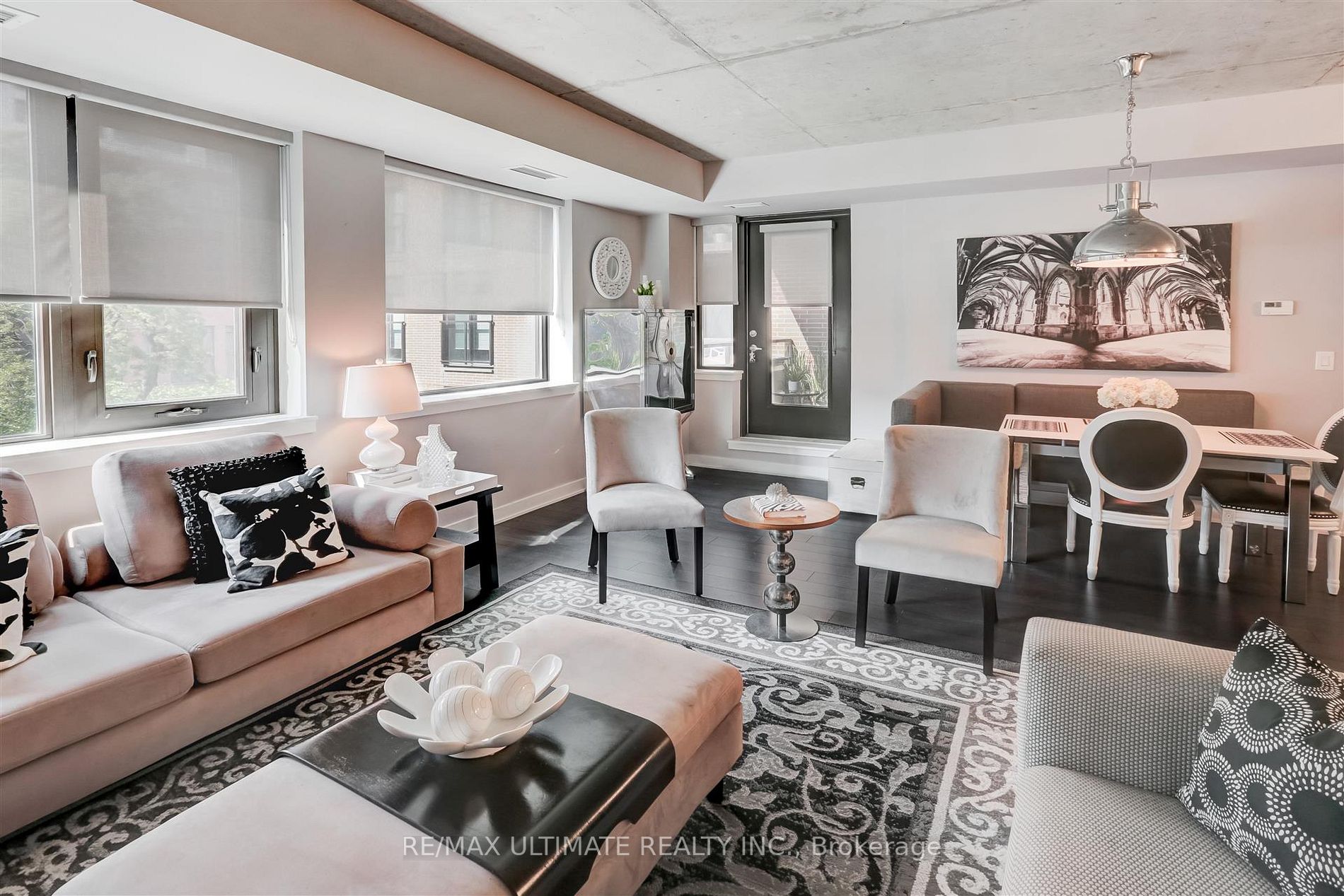 400 Wellington Street W, #406