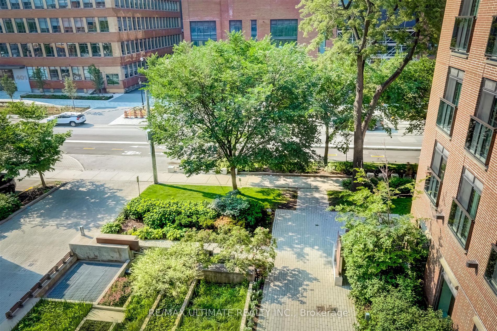 400 Wellington Street W, #406