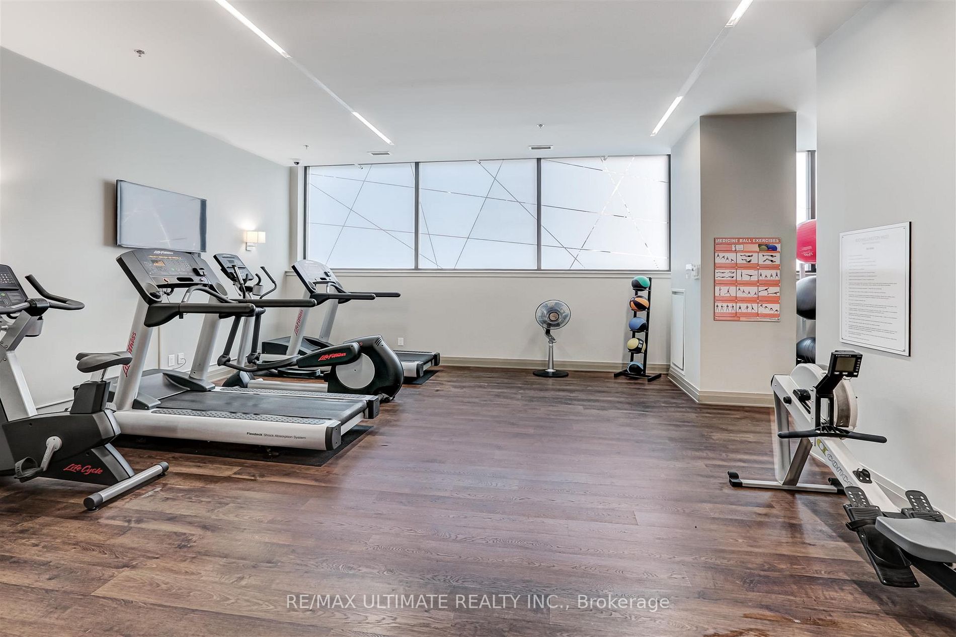 400 Wellington Street W, #406