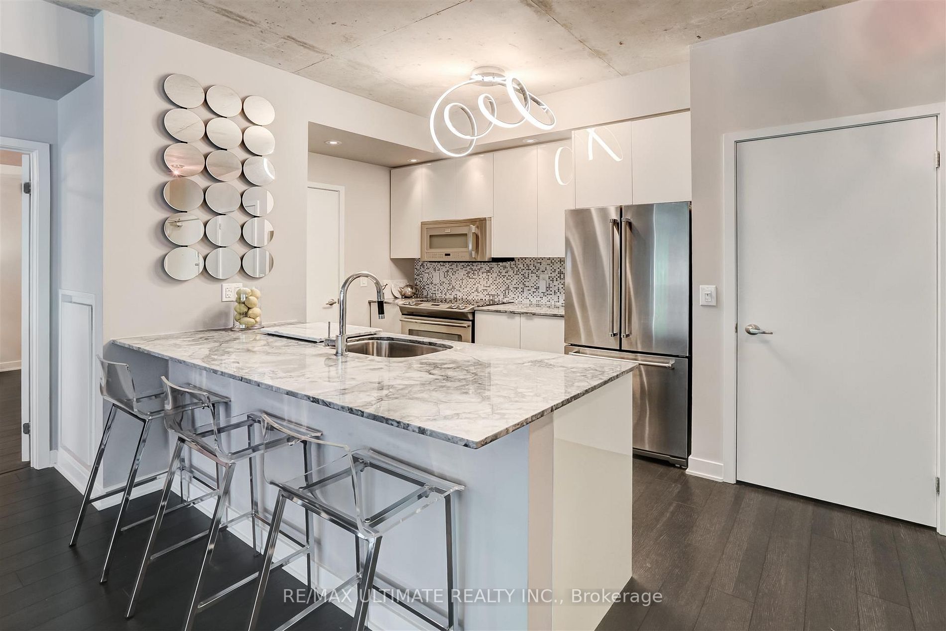 400 Wellington Street W, #406