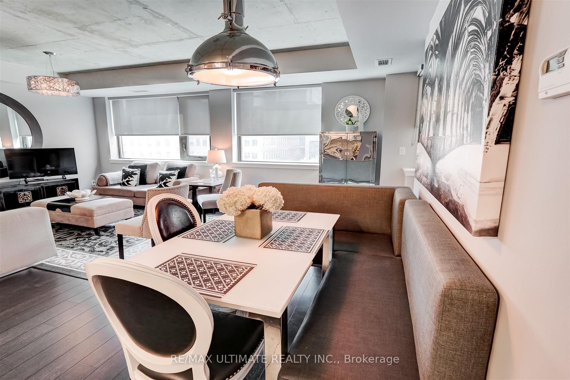 400 Wellington Street W, #406