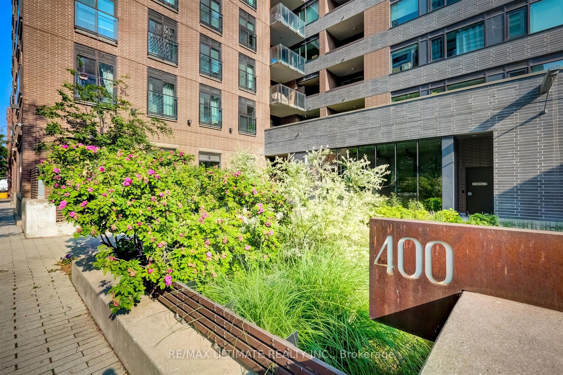 400 Wellington Street W, #406