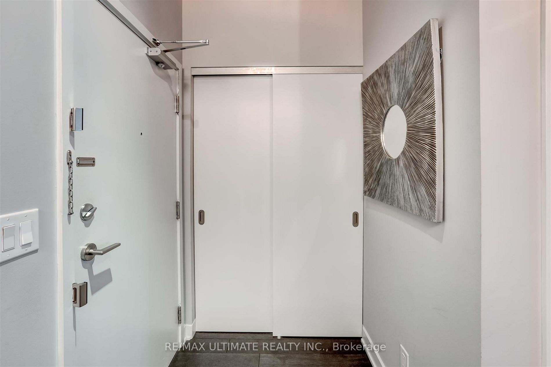 400 Wellington Street W, #406