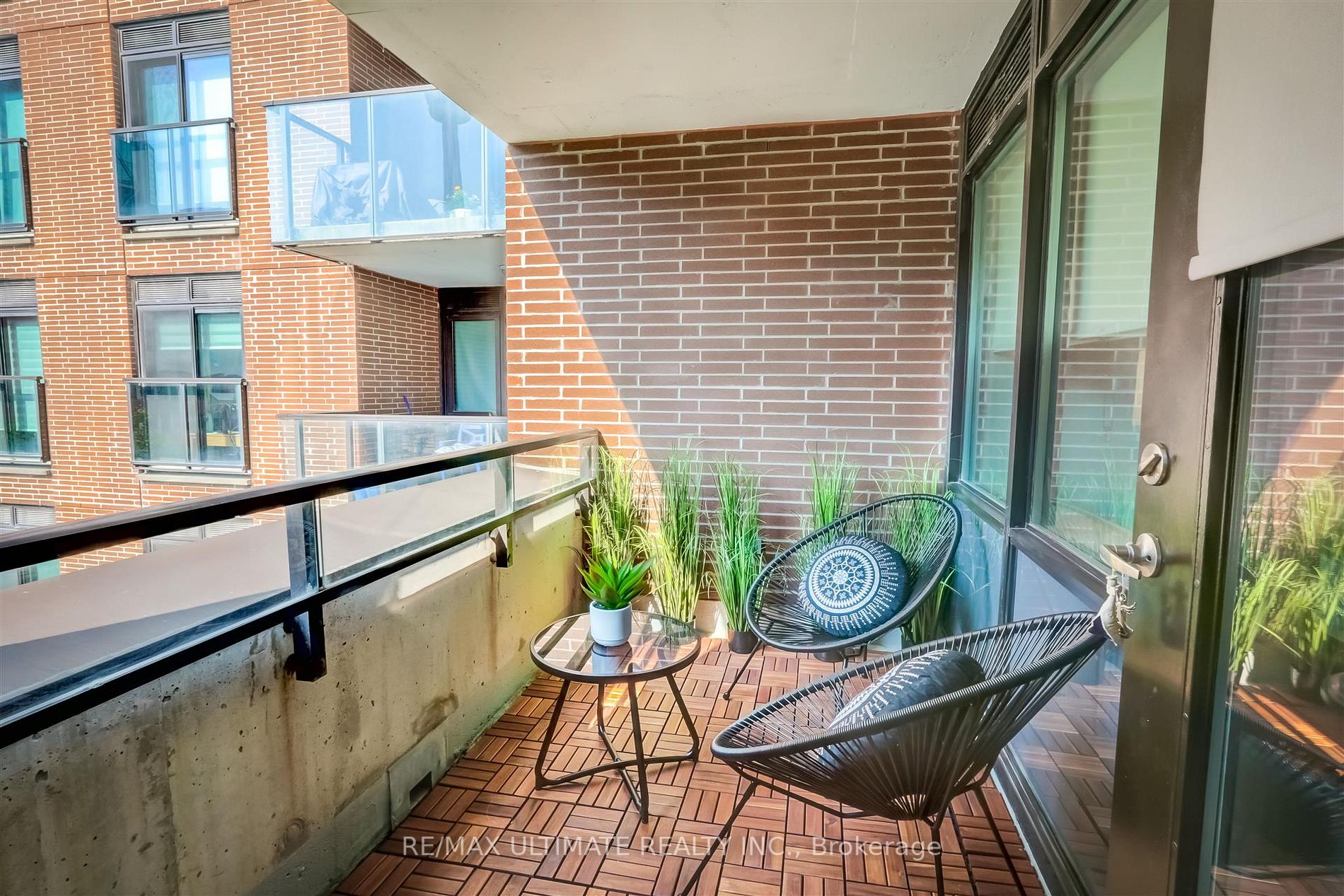 400 Wellington Street W, #406